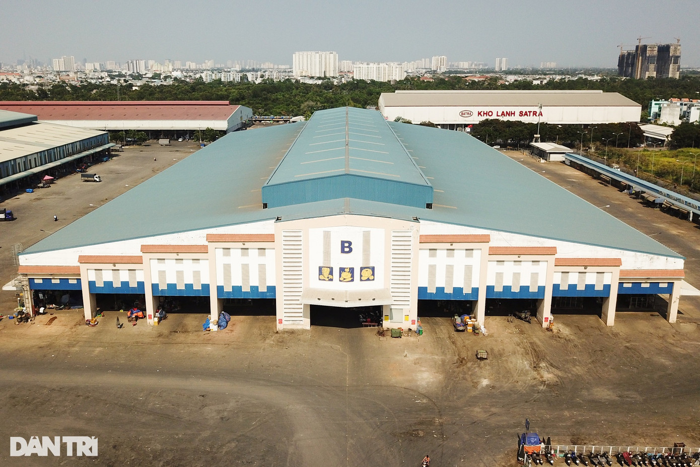 Chợ gồm 7 nhà lồng và 2 nhà kho, bãi đậu xe và các công trình phụ trợ. Chợ kinh doanh những mặt hàng chủ yếu như thủy hải sản, thịt heo và rau củ. Nơi đây hiện có hơn 1.500 thương nhân kinh doanh đa dạng ngành nghề, cung cấp gần 50% sản lượng thực phẩm cho TPHCM (Ảnh: An Huy).