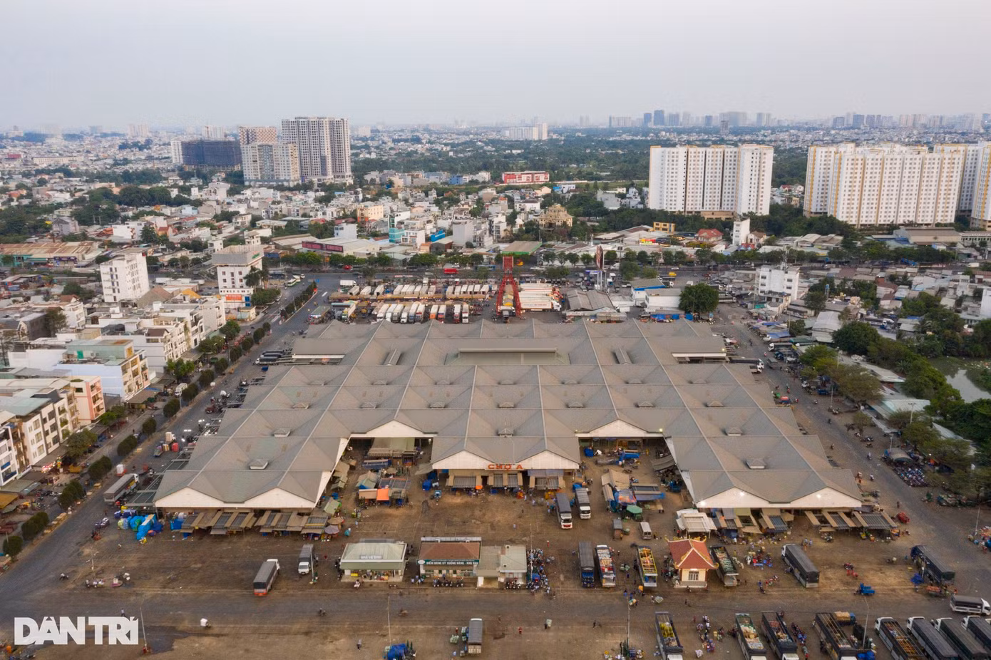 Nằm ở cửa ngõ phía Đông thành phố, chợ đầu mối Thủ Đức có diện tích khoảng 20 ha, là nơi tập trung các mặt hàng nông sản rau củ, trái cây từ các tỉnh đổ về phân phối cho các chợ nhỏ lẻ trong thành phố (Ảnh: Hoàng Hướng).