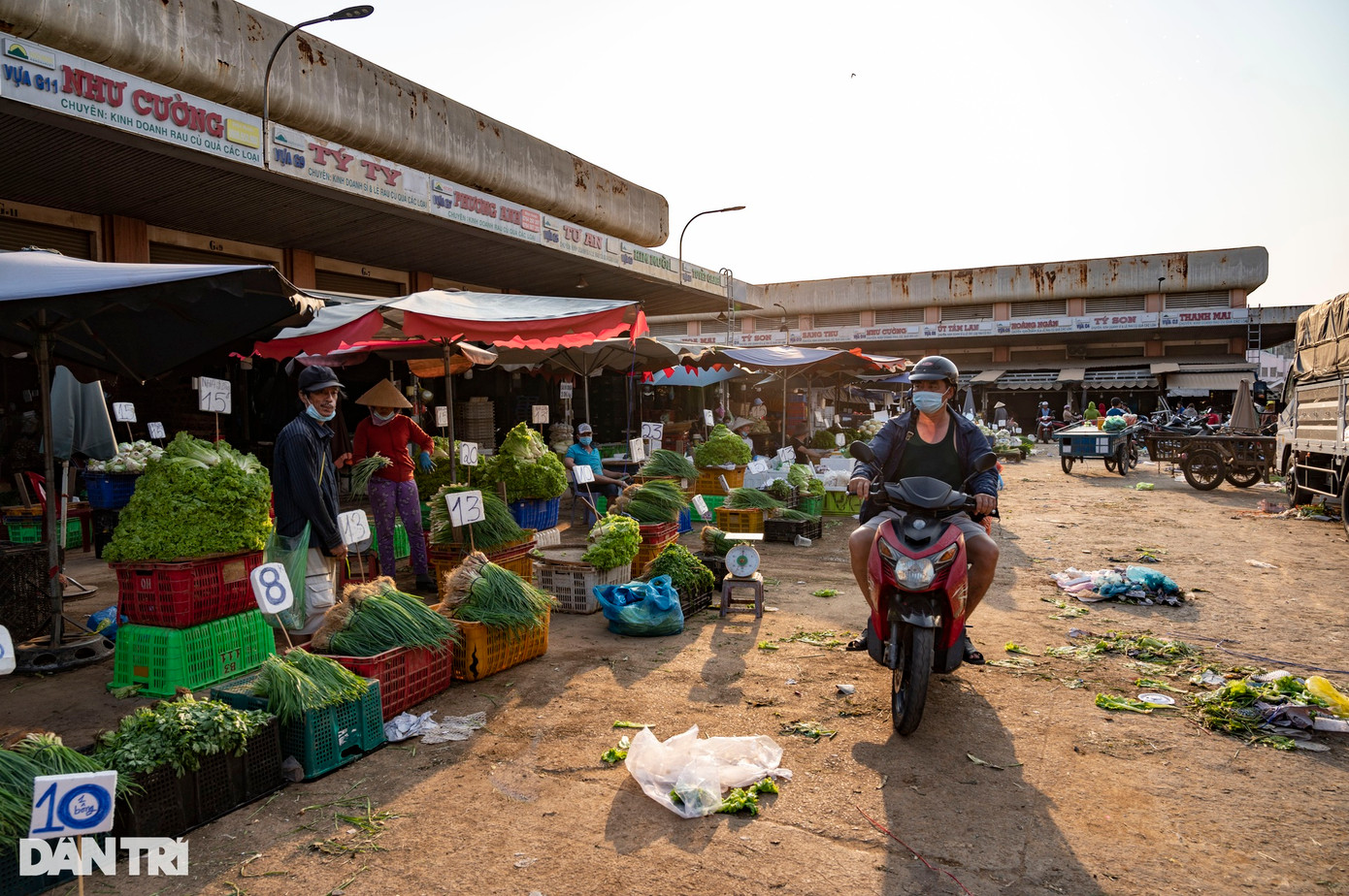 Vừa qua, Sở Công thương có tờ trình gửi Thường trực Thành ủy và Thường trực UBND TPHCM về đề xuất nghiên cứu, phát triển chợ đầu mối thứ 4 tại xã Tân Hiệp (huyện Hóc Môn) với quy mô hơn 100 ha. Dự án thực hiện theo phương thức nhà nước quy hoạch khu vực, bố trí quỹ đất và giải phóng mặt bằng, còn doanh nghiệp đầu tư hạ tầng, cơ sở vật chất và quản lý, khai thác hoạt động (Ảnh: Hoàng Hướng).