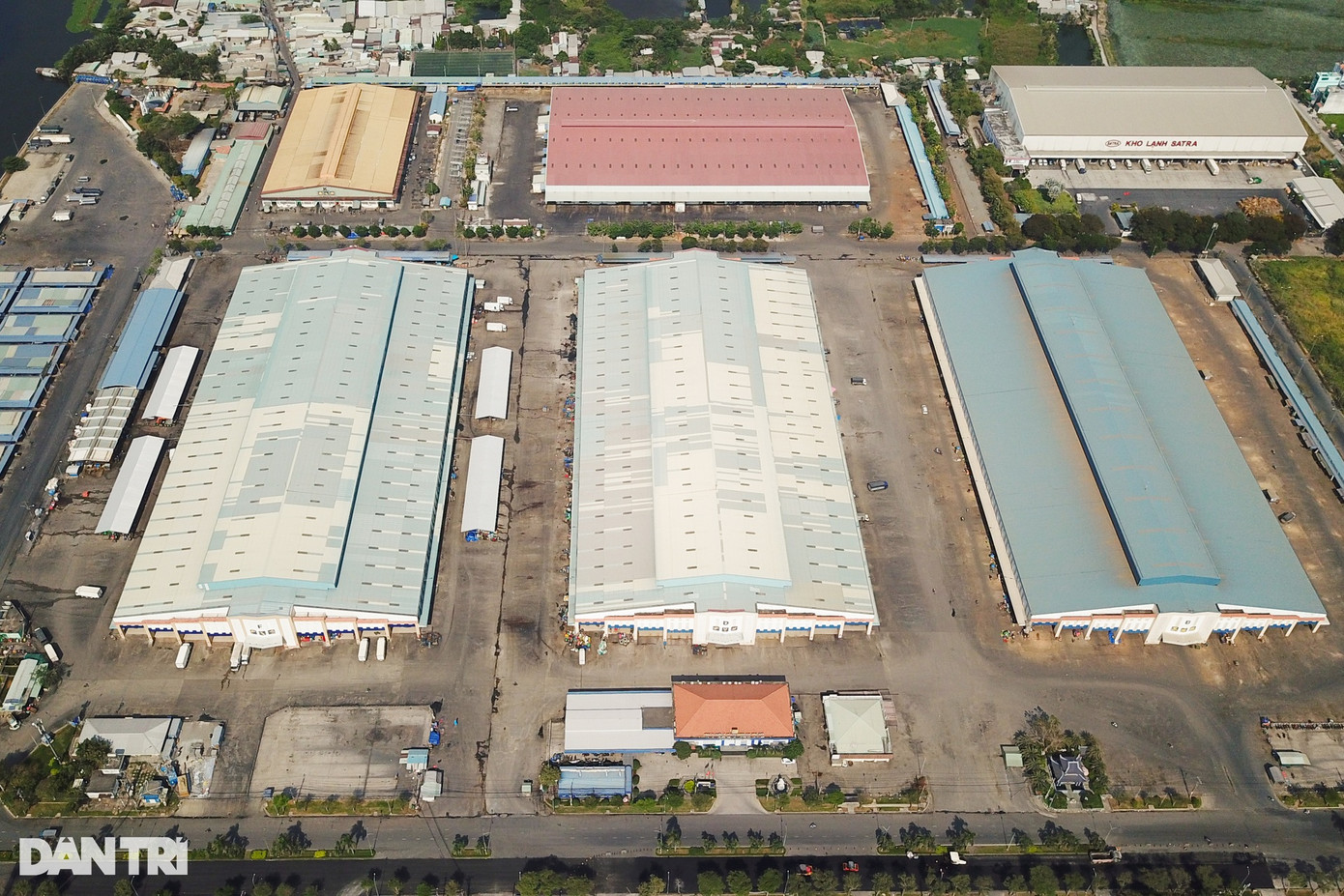 Chợ đầu mối Bình Điền nằm trên đại lộ Nguyễn Văn Linh, ở phía tây nam TPHCM thuộc phường 7, quận 8. Đây được xem là chợ đầu mối lớn nhất Việt Nam hiện nay với tổng diện tích 65 ha, hiện khai thác giai đoạn 1 khoảng 34 ha (Ảnh: An Huy).