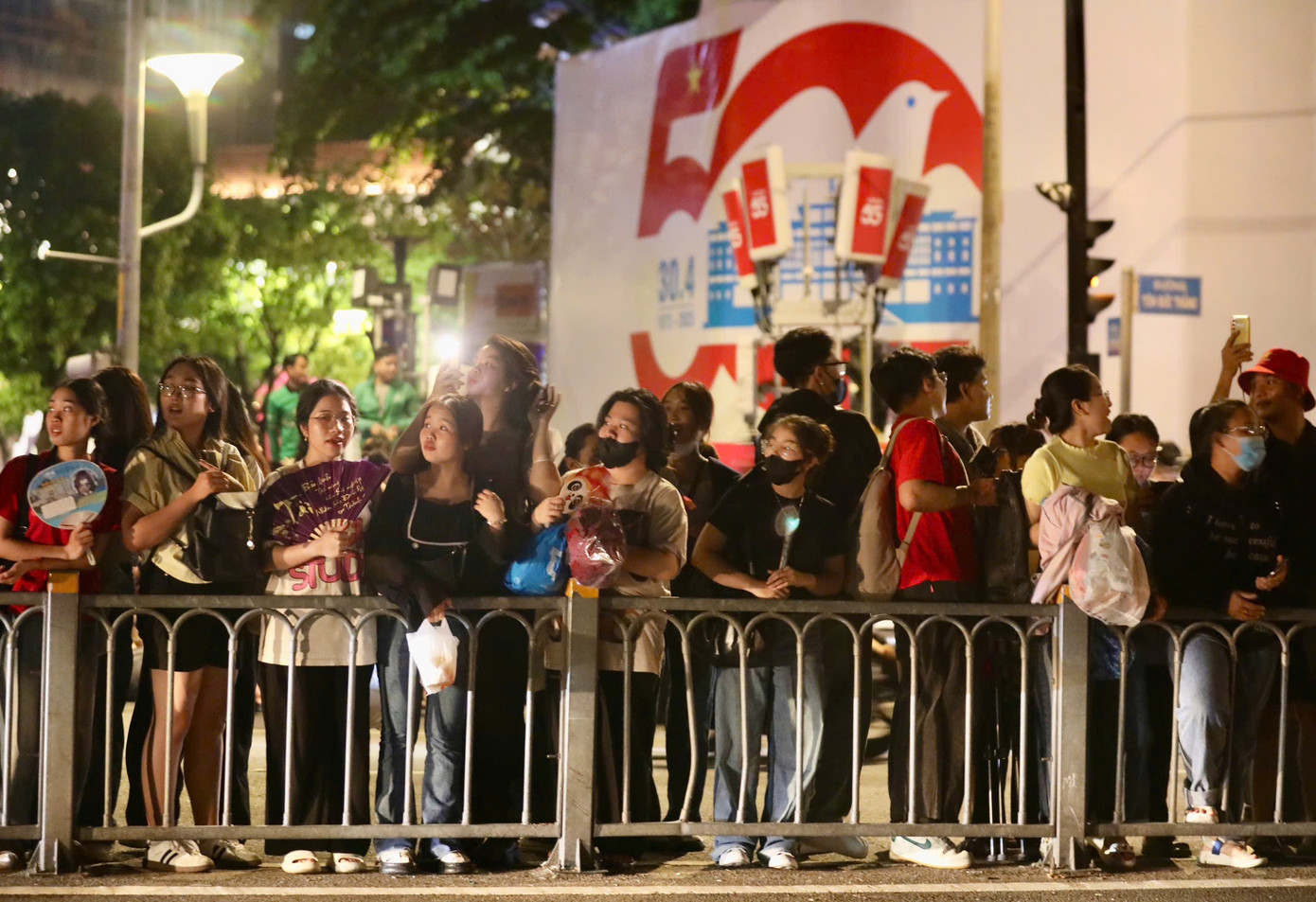 Tổng duyệt diễu binh, diễu hành 50 năm ngày thống nhất non sông: Tiêm kích Su-30MK2 thả bẫy nhiệt khi tiến vào TPHCM ảnh 2