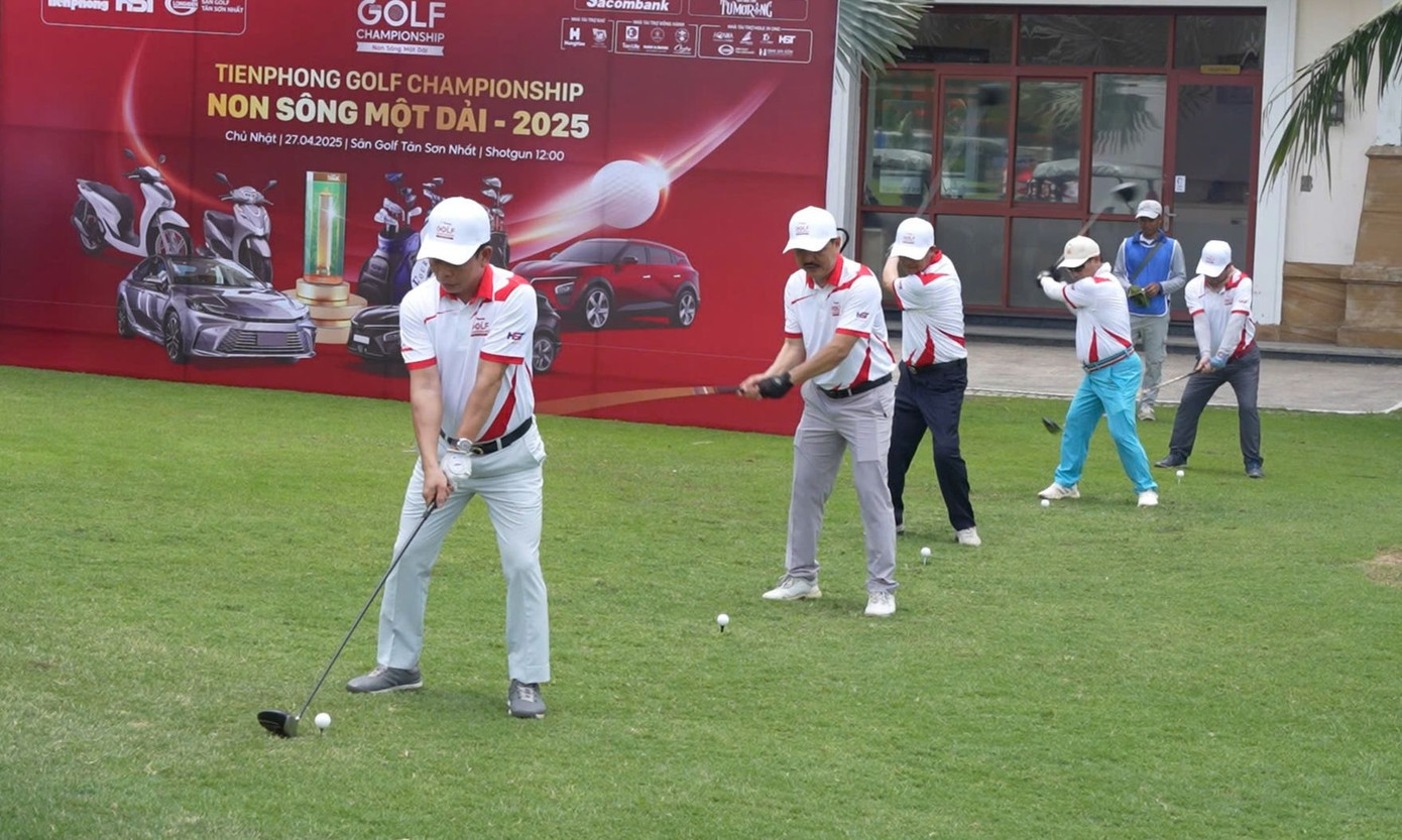 Nhà báo Phùng Công Sưởng - Tổng Biên tập báo Tiền Phong, Trưởng Ban tổ chức Tiền Phong Golf Championship - Non sông một dải, lần thứ nhất - năm 2025 (ngoài cùng bên trái) phát bóng khai mạc giải.