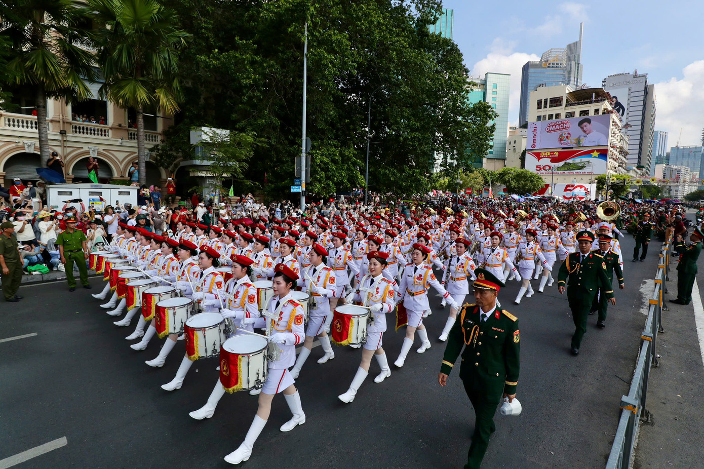 Tổng duyệt diễu binh, diễu hành 50 năm ngày thống nhất non sông: Tiêm kích Su-30MK2 thả bẫy nhiệt khi tiến vào TPHCM ảnh 64