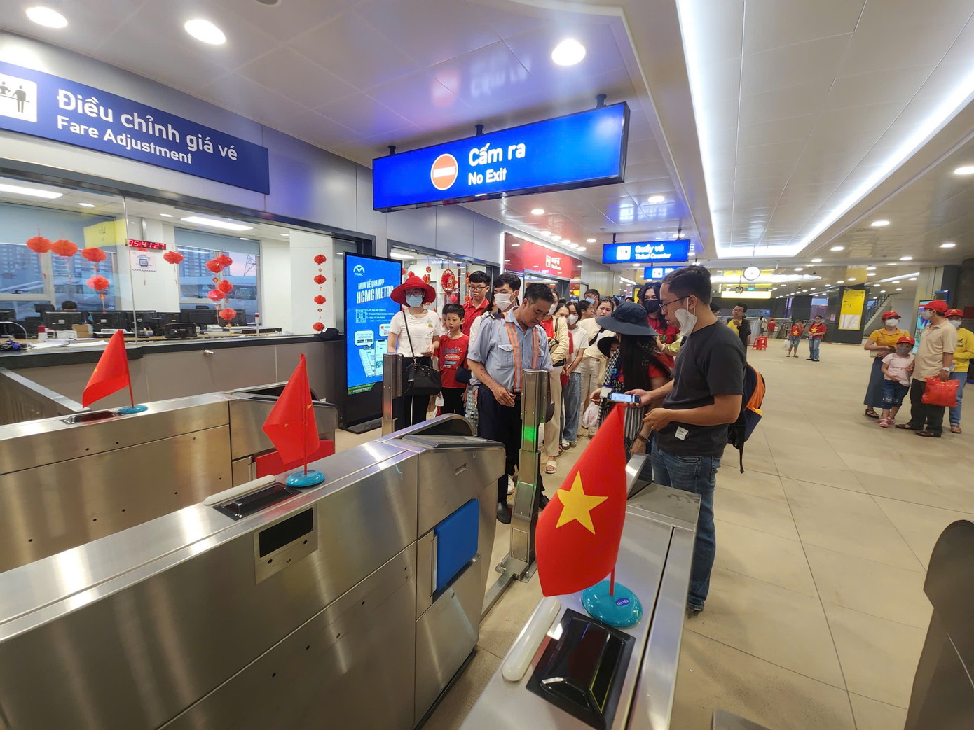 Tổng duyệt diễu binh, diễu hành 50 năm ngày thống nhất non sông: Tiêm kích Su-30MK2 thả bẫy nhiệt khi tiến vào TPHCM ảnh 7