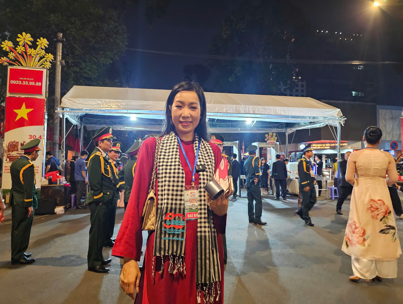 Á hậu, NSƯT Trịnh Kim Chi - Phó Chủ tịch Hội Sân khấu TPHCM, đến sớm để chuẩn bị cho buổi lễ. Á hậu, NSƯT Trịnh Kim Chi - Phó Chủ tịch Hội Sân khấu TPHCM, đến sớm để chuẩn bị cho buổi lễ.