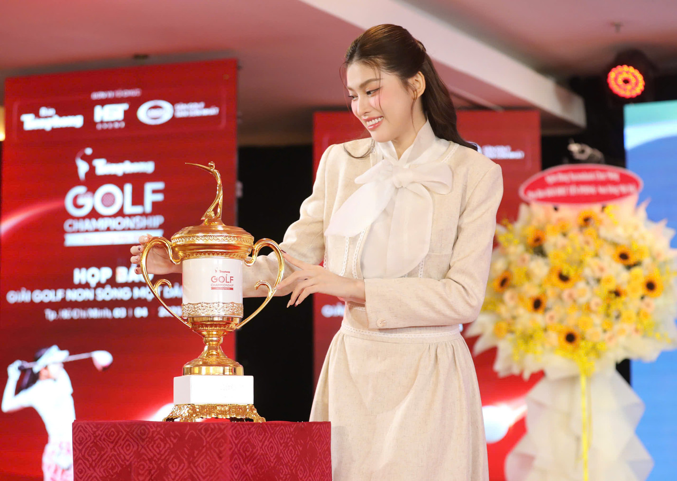 Á hậu 2 Hoa hậu Việt Nam năm 2020 Nguyễn Lê Ngọc Thảo - Đại sứ Giải Tiền Phong Golf Championship - Non sông một dải.