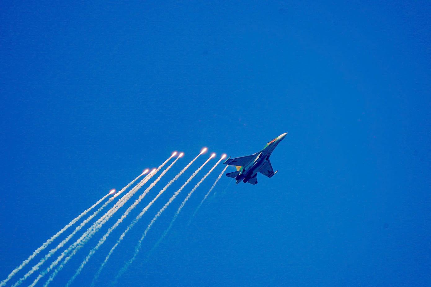 Tiêm kích Su-30MK2 thả bẫy nhiệt trên nền trời TPHCM. Tiêm kích Su-30MK2 thả bẫy nhiệt trên nền trời TPHCM.