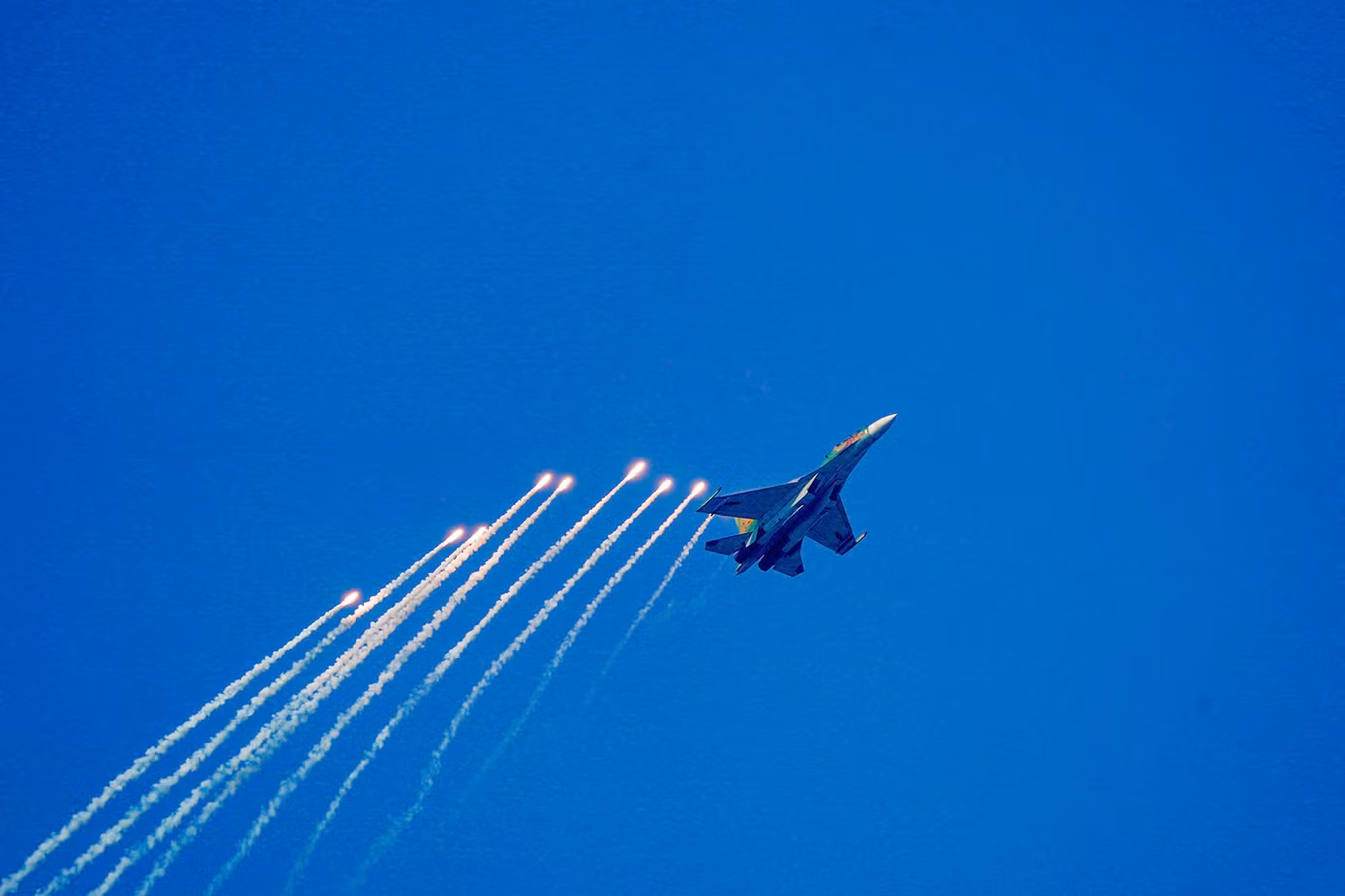 Tiêm kích Su-30MK2 thả bẫy nhiệt trên nền trời TPHCM.