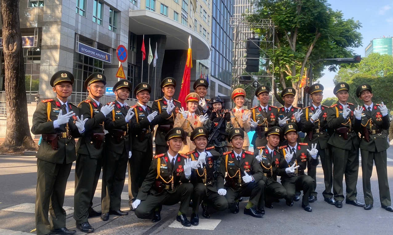 Tổng duyệt diễu binh, diễu hành 50 năm ngày thống nhất non sông: Tiêm kích Su-30MK2 thả bẫy nhiệt khi tiến vào TPHCM ảnh 28