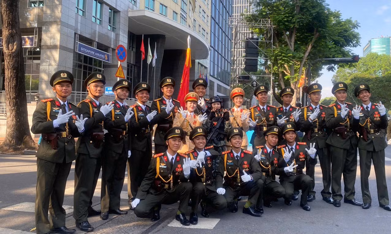 Tổng duyệt diễu binh, diễu hành 50 năm ngày thống nhất non sông: Tiêm kích Su-30MK2 thả bẫy nhiệt khi tiến vào TPHCM ảnh 28