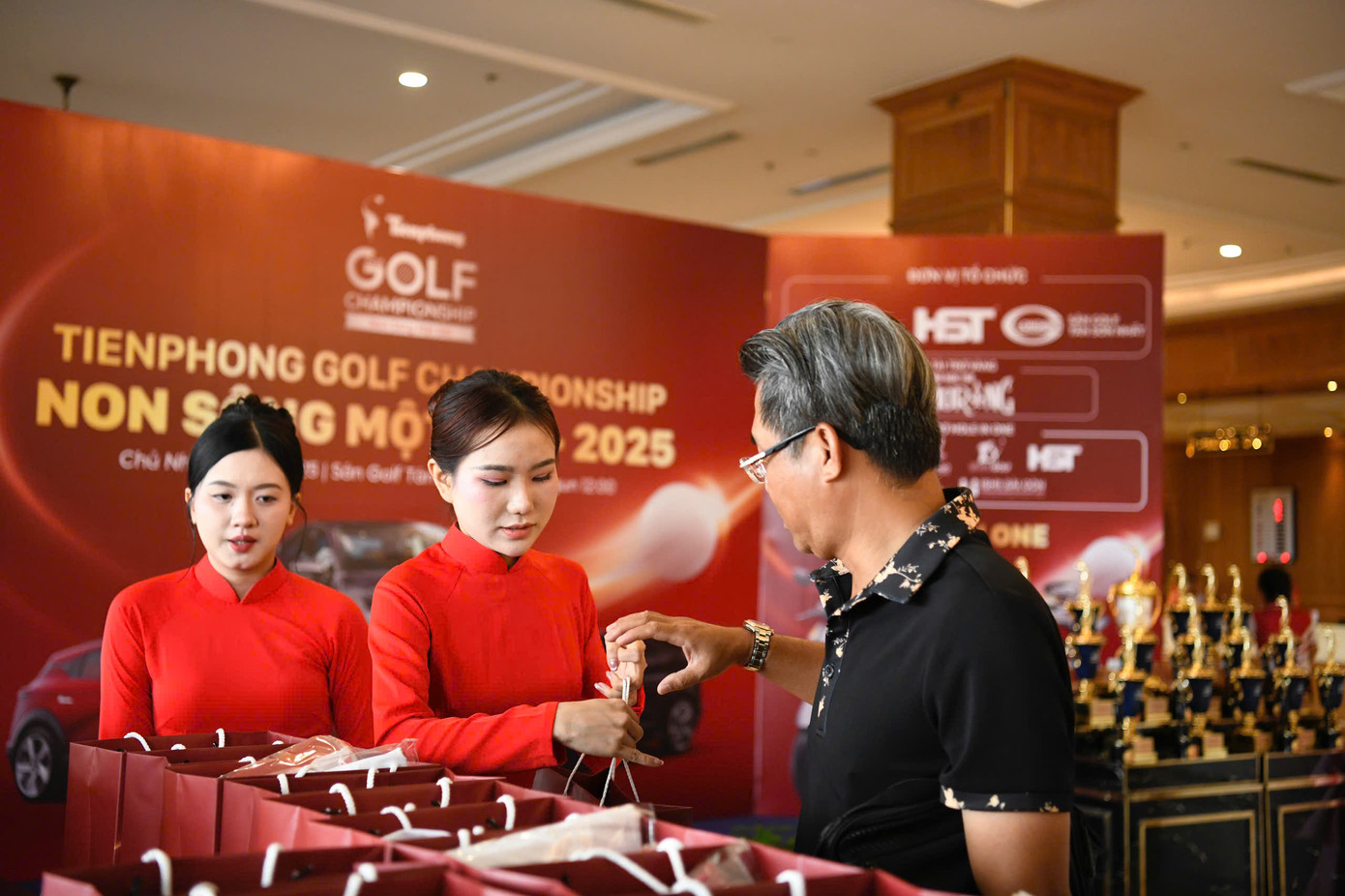 Một ngày giàu cảm xúc của 234 golfer trên sân golf Tân Sơn Nhất ảnh 11 Một ngày giàu cảm xúc của 234 golfer trên sân golf Tân Sơn Nhất ảnh 11