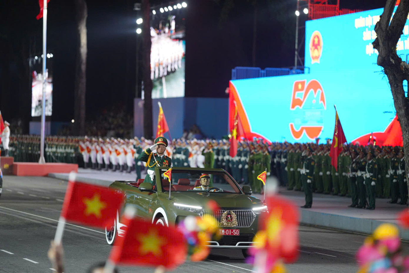 Các lực lượng diễu binh, diễu hành đi qua lễ đài. Các lực lượng diễu binh, diễu hành đi qua lễ đài.