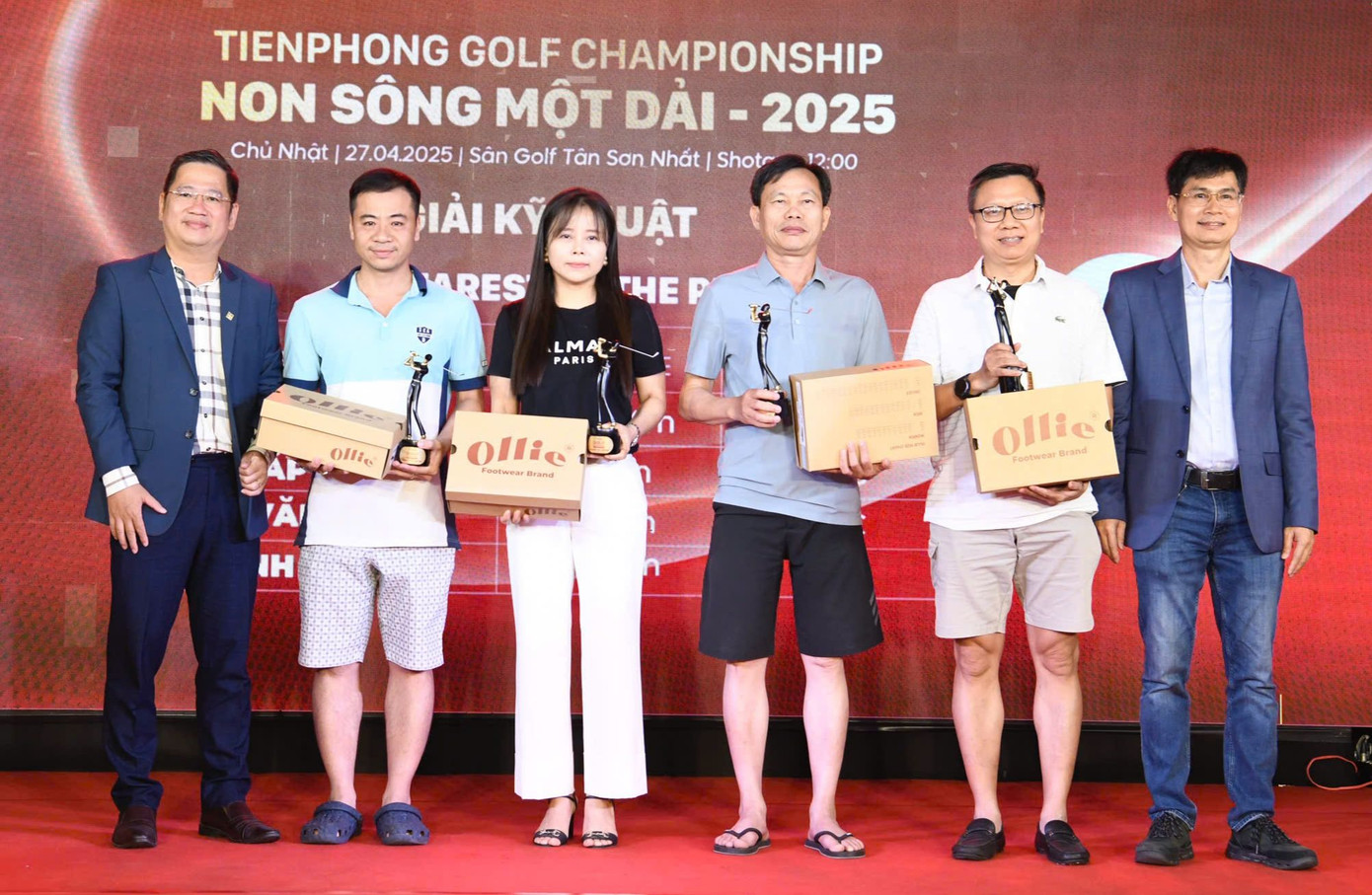 Trao thưởng các golfer giành giải Nearest to the Pin.