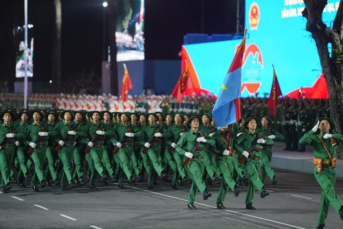 Các lực lượng diễu binh, diễu hành đi qua lễ đài. Các lực lượng diễu binh, diễu hành đi qua lễ đài.