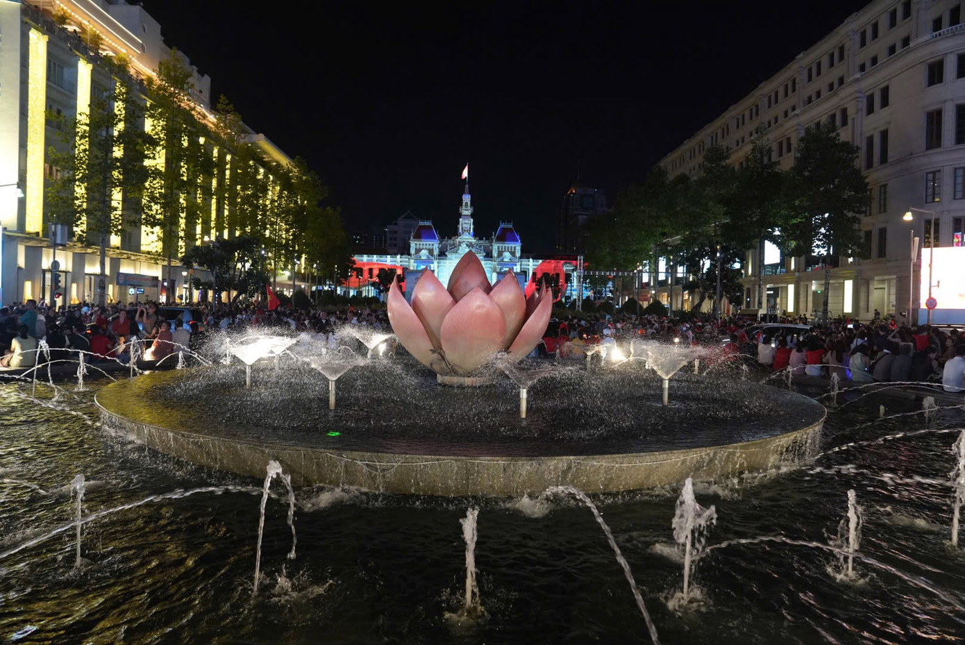 Dòng người đổ về phố đi bộ Nguyễn Huệ mỗi lúc một đông.