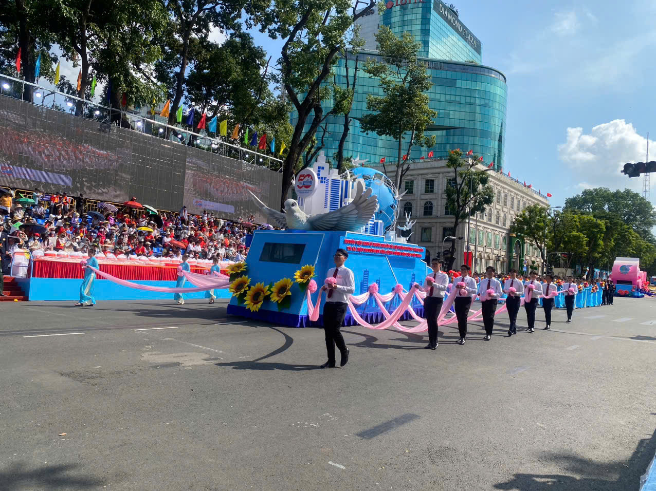 Tổng duyệt diễu binh, diễu hành 50 năm ngày thống nhất non sông: Tiêm kích Su-30MK2 thả bẫy nhiệt khi tiến vào TPHCM ảnh 61