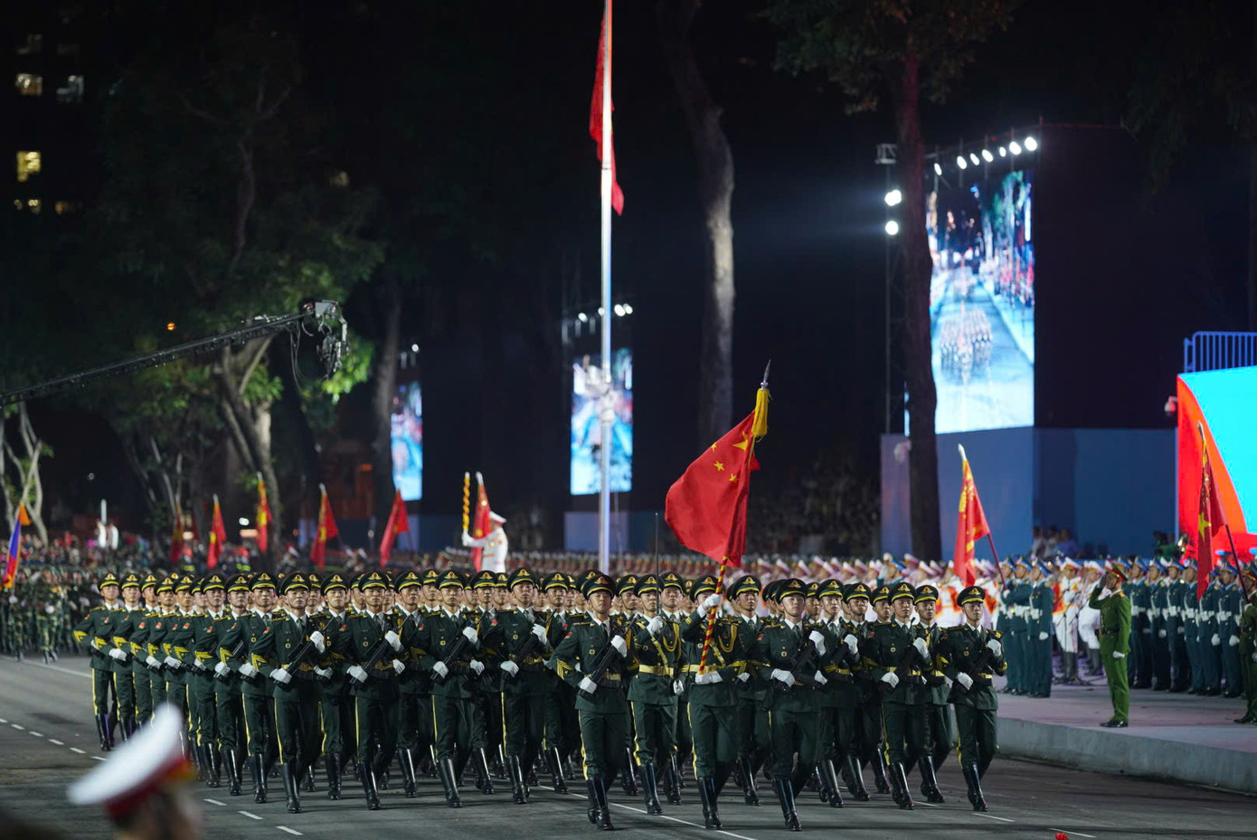 Các chiến sĩ quân đội Trung Quốc đi qua lễ đài. Các chiến sĩ quân đội Trung Quốc đi qua lễ đài.