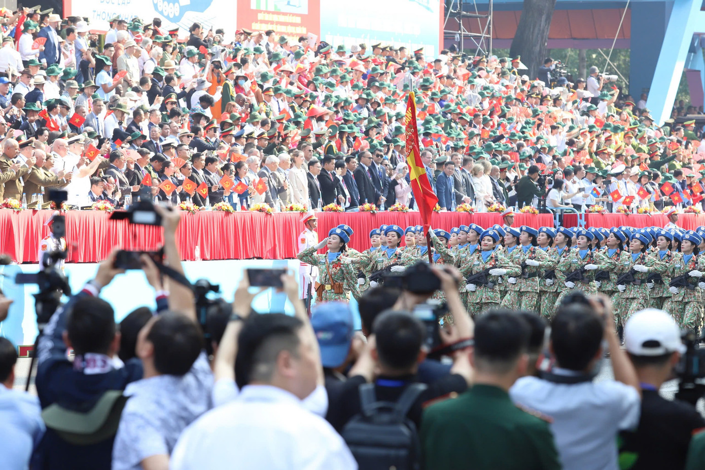 Tiêm kích Su-30MK2 thả bẫy nhiệt trên bầu trời TPHCM ảnh 40 Tiêm kích Su-30MK2 thả bẫy nhiệt trên bầu trời TPHCM ảnh 40