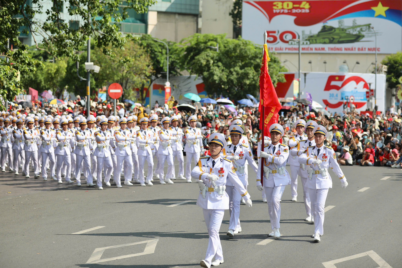 Tổng duyệt diễu binh, diễu hành 50 năm ngày thống nhất non sông: Tiêm kích Su-30MK2 thả bẫy nhiệt khi tiến vào TPHCM ảnh 65