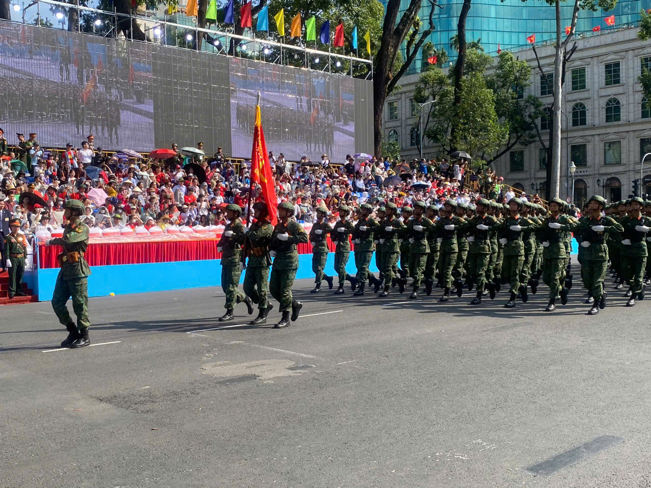Tổng duyệt diễu binh, diễu hành 50 năm ngày thống nhất non sông: Tiêm kích Su-30MK2 thả bẫy nhiệt khi tiến vào TPHCM ảnh 51