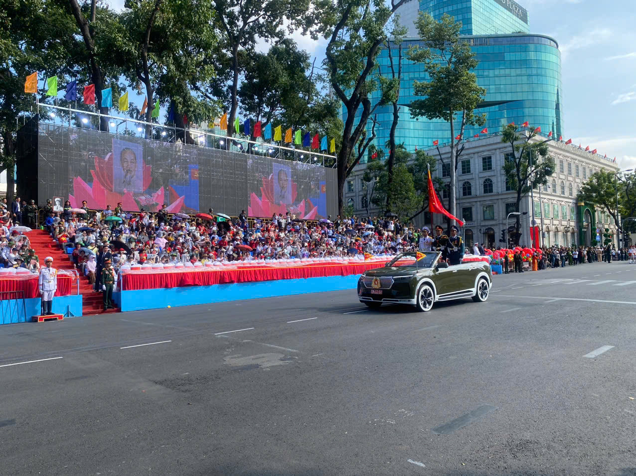 Xe Chỉ huy, xe Tổ quân kỳ toàn quân.