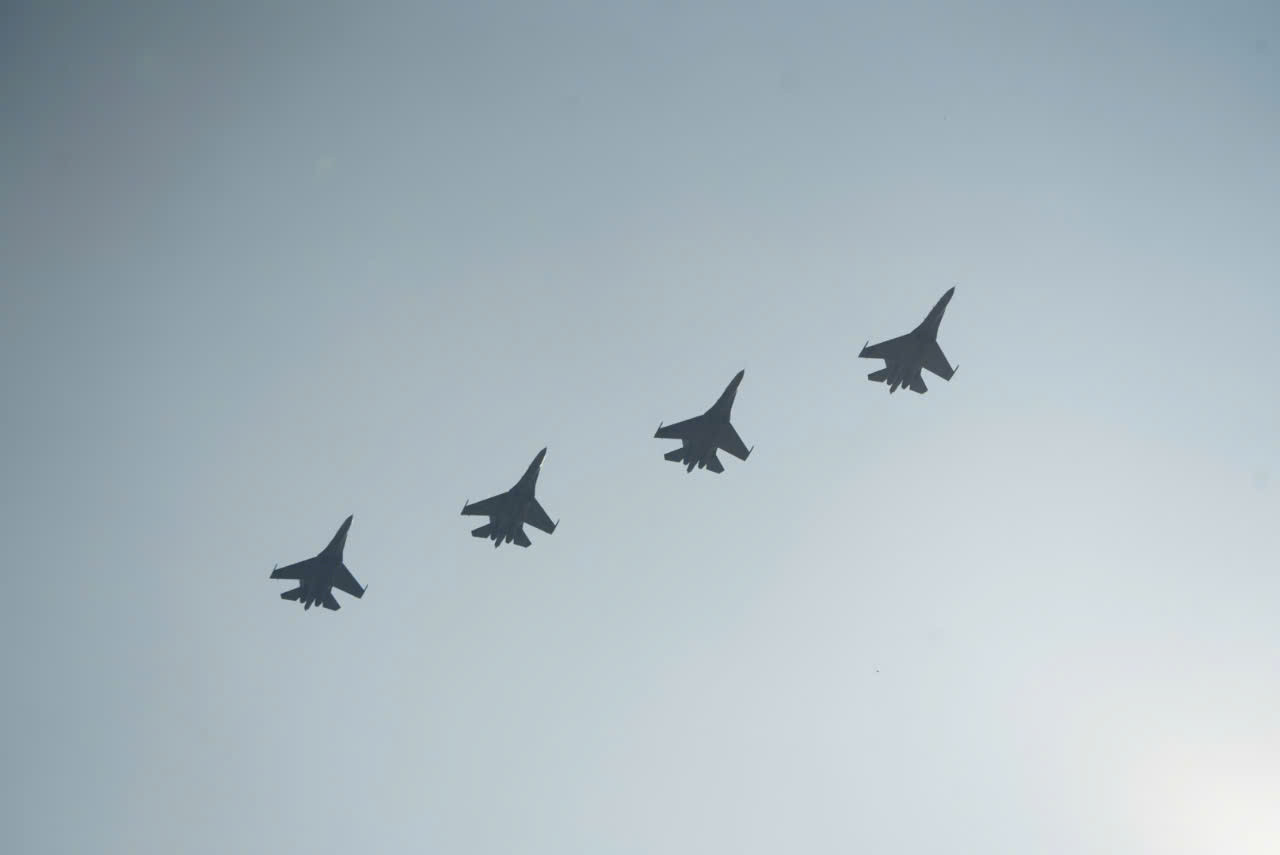 Tiếp theo là các máy bay Su-30MK2. Đây là loại máy bay tiêm kích đa năng siêu âm thế hệ mới, hiện đại; có ưu điểm vượt trội về tính năng kỹ, chiến thuật; dùng để tiêu diệt các loại máy bay đối phương, trong điều kiện giản đơn, phức tạp, cả ngày và đêm. Máy bay Su -30MK2 sử dụng huấn luyện, trực ban chiến đấu và chiến đấu trong mọi tình huống. Tiếp theo là các máy bay Su-30MK2. Đây là loại máy bay tiêm kích đa năng siêu âm thế hệ mới, hiện đại; có ưu điểm vượt trội về tính năng kỹ, chiến thuật; dùng để tiêu diệt các loại máy bay đối phương, trong điều kiện giản đơn, phức tạp, cả ngày và đêm. Máy bay Su -30MK2 sử dụng huấn luyện, trực ban chiến đấu và chiến đấu trong mọi tình huống.