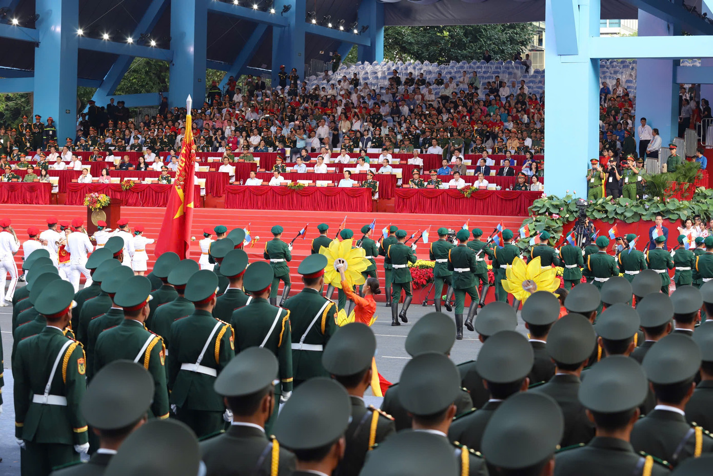 Tổng duyệt diễu binh, diễu hành 50 năm ngày thống nhất non sông: Tiêm kích Su-30MK2 thả bẫy nhiệt khi tiến vào TPHCM ảnh 21