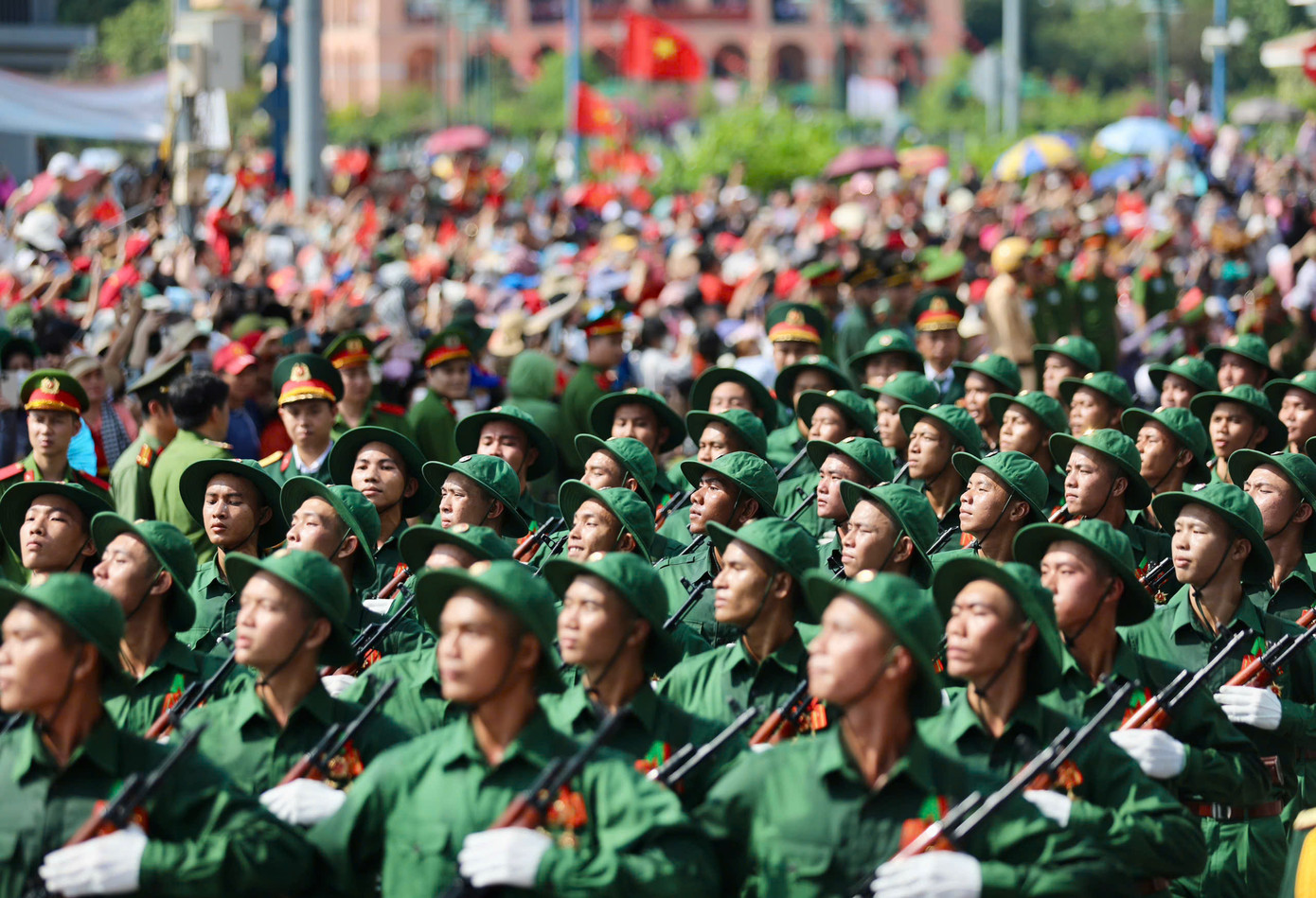 Tổng duyệt diễu binh, diễu hành 50 năm ngày thống nhất non sông: Tiêm kích Su-30MK2 thả bẫy nhiệt khi tiến vào TPHCM ảnh 67