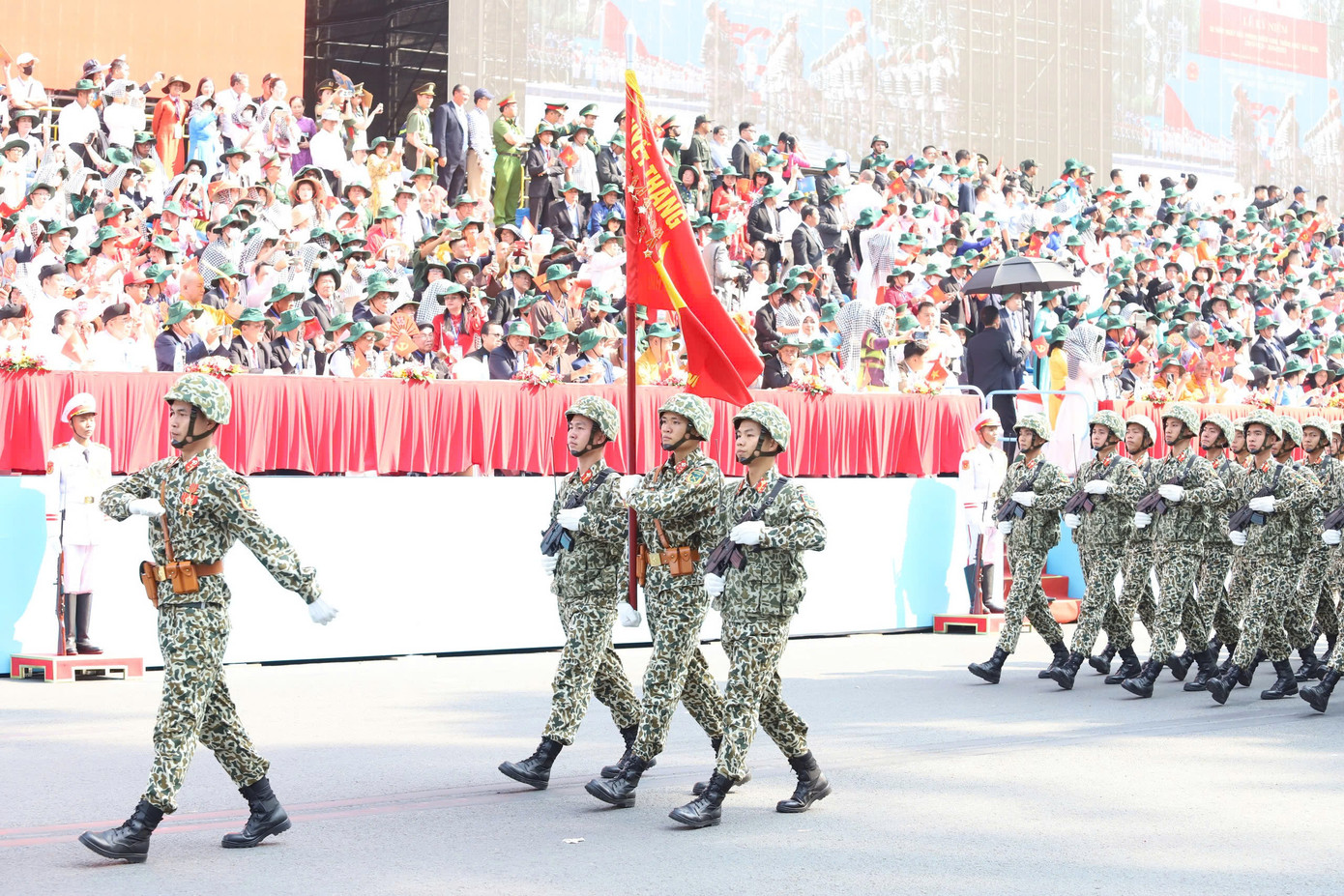 Tiêm kích Su-30MK2 thả bẫy nhiệt trên bầu trời TPHCM ảnh 42 Tiêm kích Su-30MK2 thả bẫy nhiệt trên bầu trời TPHCM ảnh 42