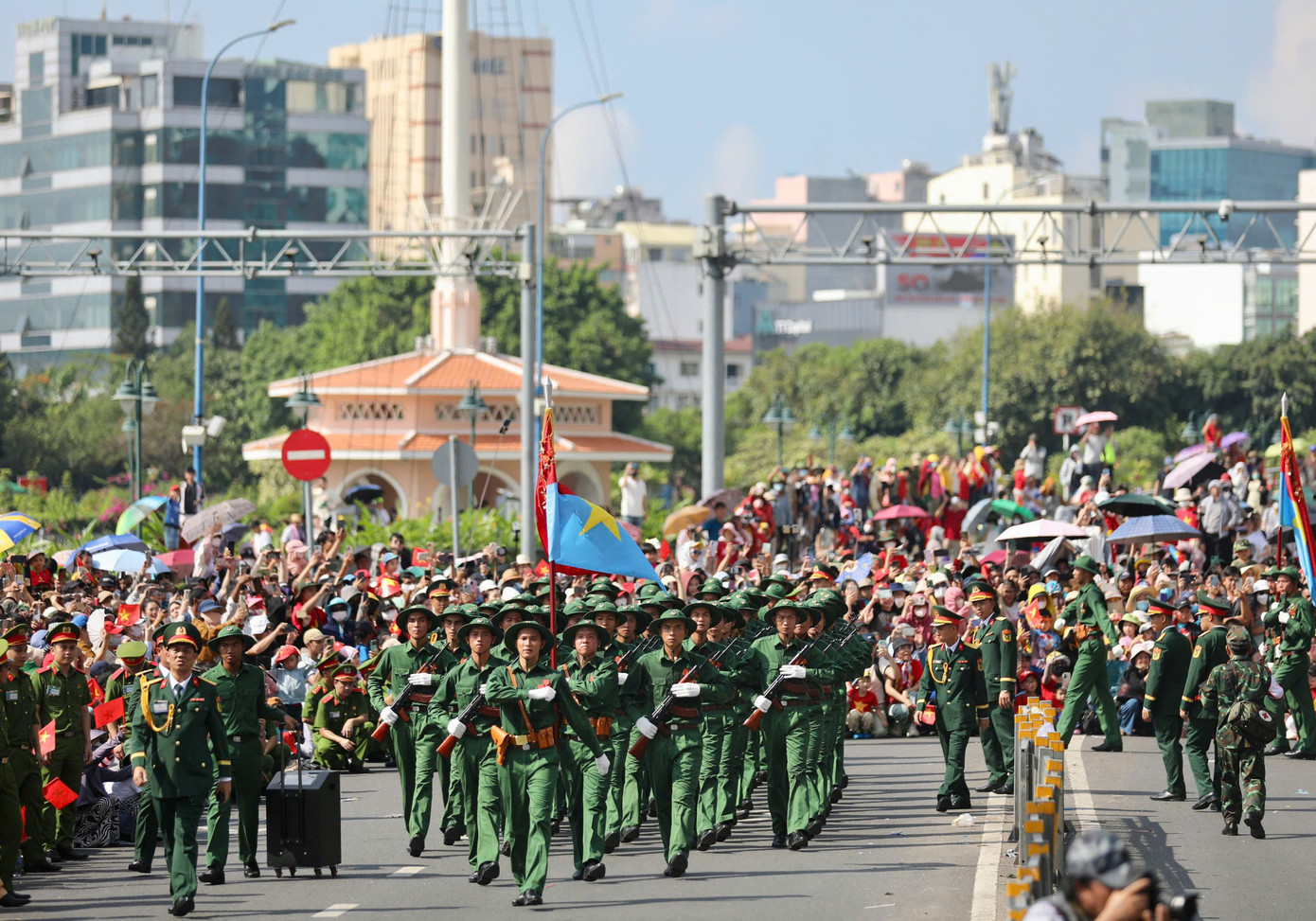 Tổng duyệt diễu binh, diễu hành 50 năm ngày thống nhất non sông: Tiêm kích Su-30MK2 thả bẫy nhiệt khi tiến vào TPHCM ảnh 69