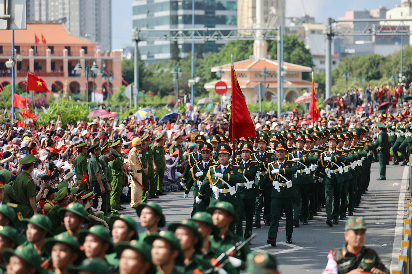 Tổng duyệt diễu binh, diễu hành 50 năm ngày thống nhất non sông: Tiêm kích Su-30MK2 thả bẫy nhiệt khi tiến vào TPHCM ảnh 68