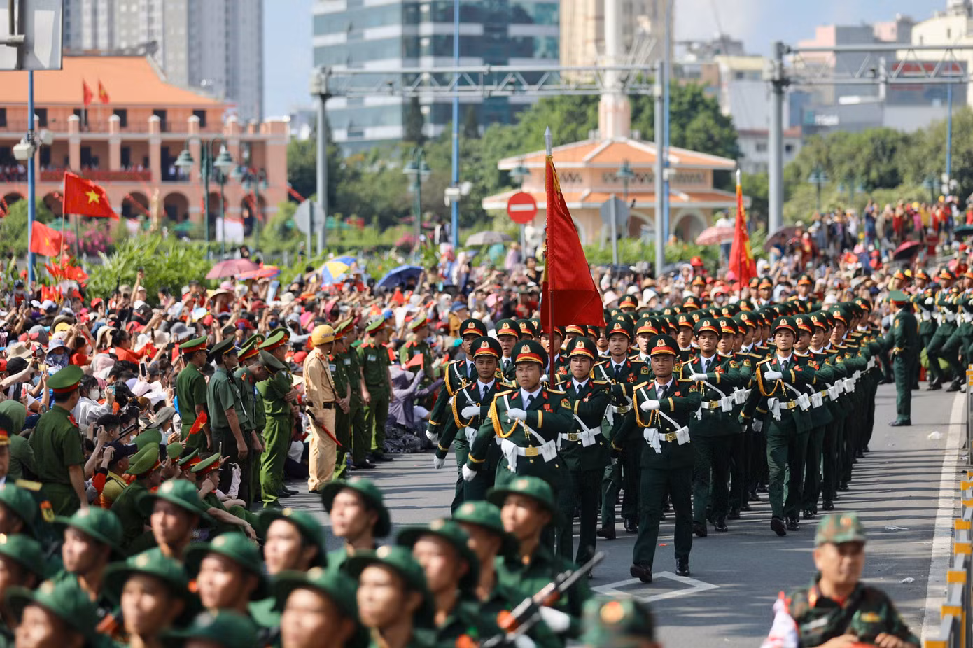 Tổng duyệt diễu binh, diễu hành 50 năm ngày thống nhất non sông: Tiêm kích Su-30MK2 thả bẫy nhiệt khi tiến vào TPHCM ảnh 68