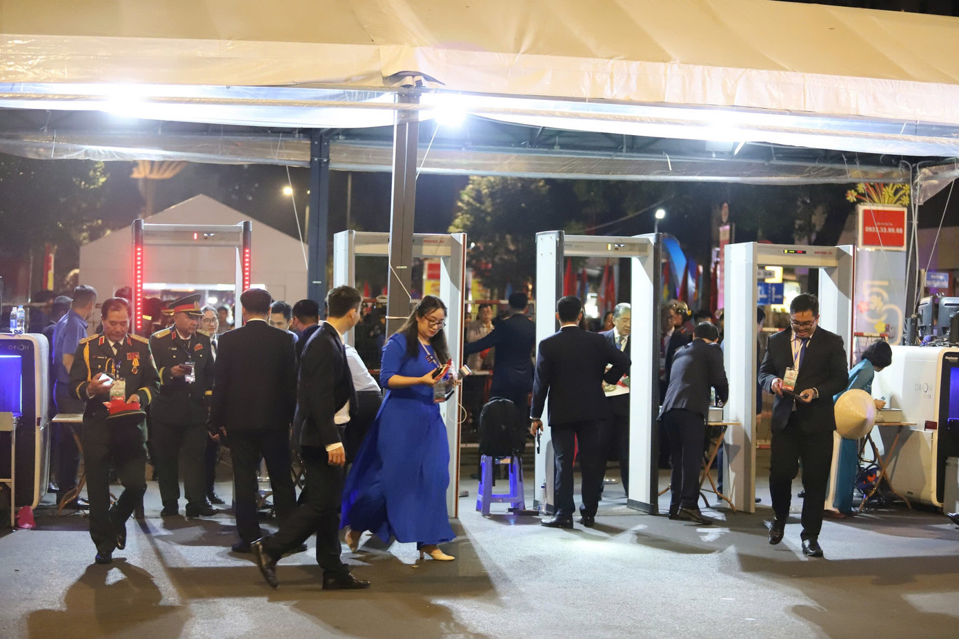 Từ 3h, nhiều đại biểu, khách mời tham dự đại lễ kỷ niệm 50 năm Ngày Giải phóng miền Nam, thống nhất đất nước đã đến khu vực kiểm tra an ninh để thực hiện các thủ tục theo quy định trước khi vào khán đài trung tâm trên đường Lê Duẩn. Từ 3h, nhiều đại biểu, khách mời tham dự đại lễ kỷ niệm 50 năm Ngày Giải phóng miền Nam, thống nhất đất nước đã đến khu vực kiểm tra an ninh để thực hiện các thủ tục theo quy định trước khi vào khán đài trung tâm trên đường Lê Duẩn.