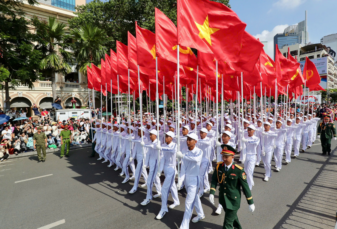 Tổng duyệt diễu binh, diễu hành 50 năm ngày thống nhất non sông: Tiêm kích Su-30MK2 thả bẫy nhiệt khi tiến vào TPHCM ảnh 62