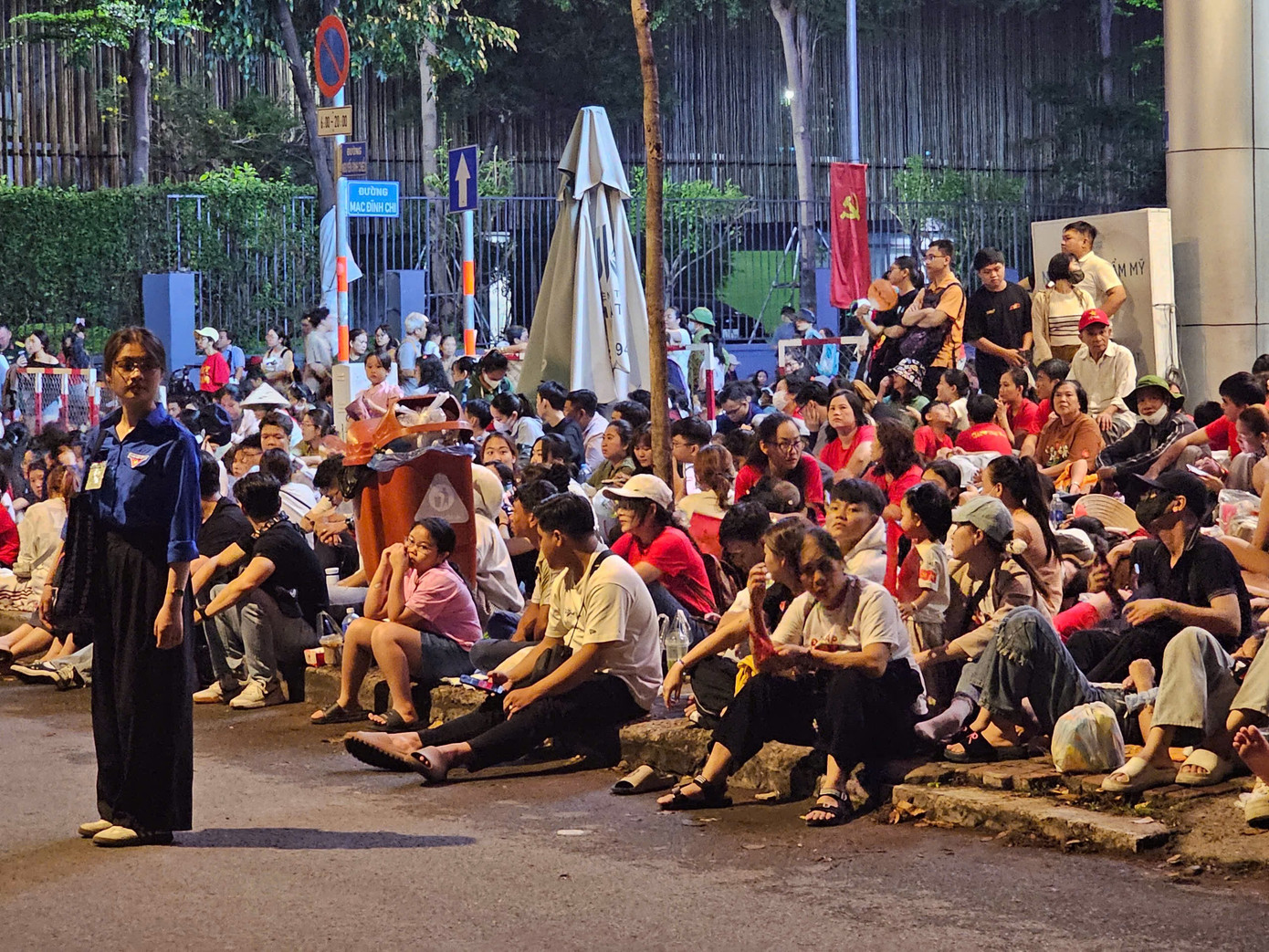 Tổng duyệt diễu binh, diễu hành 50 năm ngày thống nhất non sông: Tiêm kích Su-30MK2 thả bẫy nhiệt khi tiến vào TPHCM ảnh 4