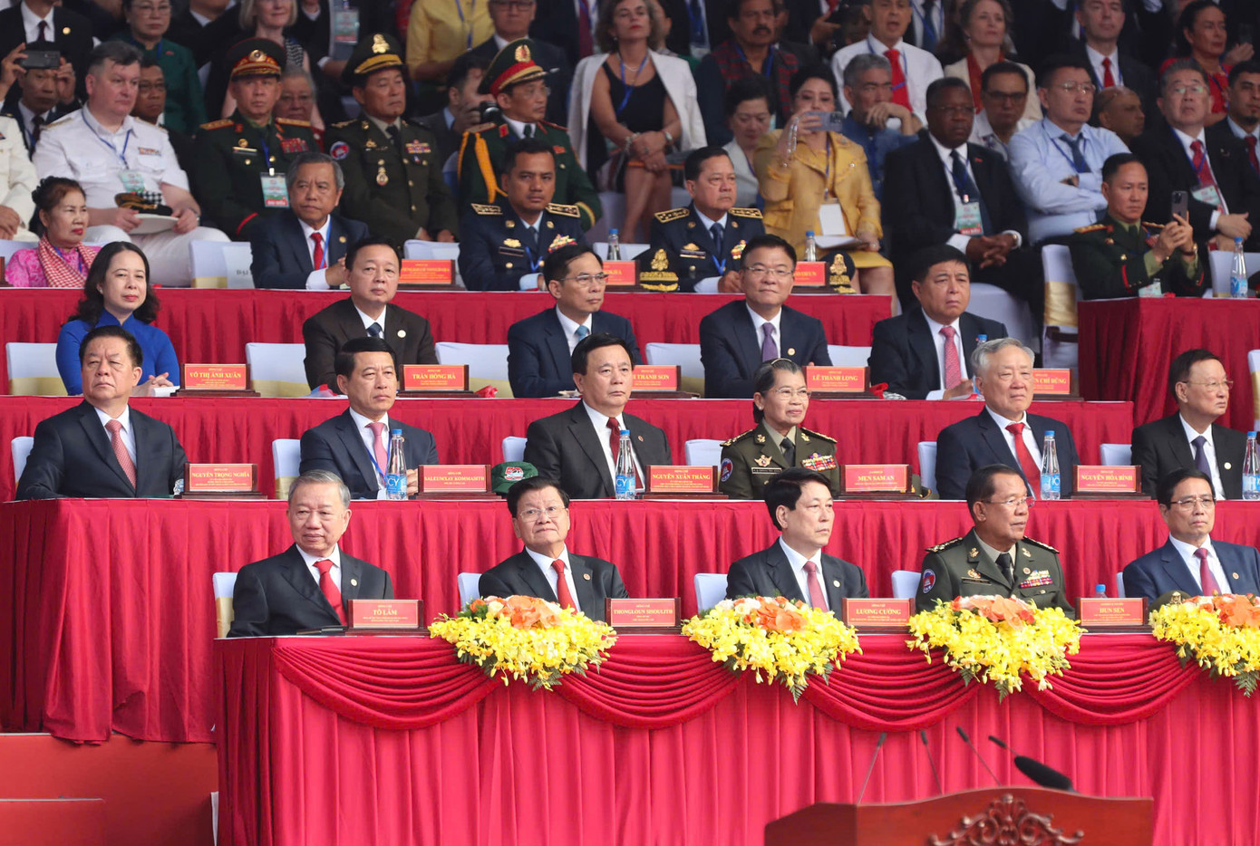 Tiêm kích Su-30MK2 thả bẫy nhiệt trên bầu trời TPHCM ảnh 6 Tiêm kích Su-30MK2 thả bẫy nhiệt trên bầu trời TPHCM ảnh 6