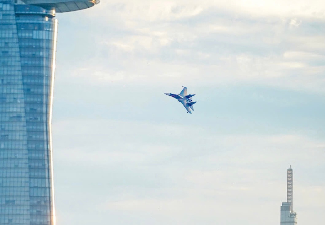 Tổng duyệt diễu binh, diễu hành 50 năm ngày thống nhất non sông: Tiêm kích Su-30MK2 thả bẫy nhiệt khi tiến vào TPHCM ảnh 10