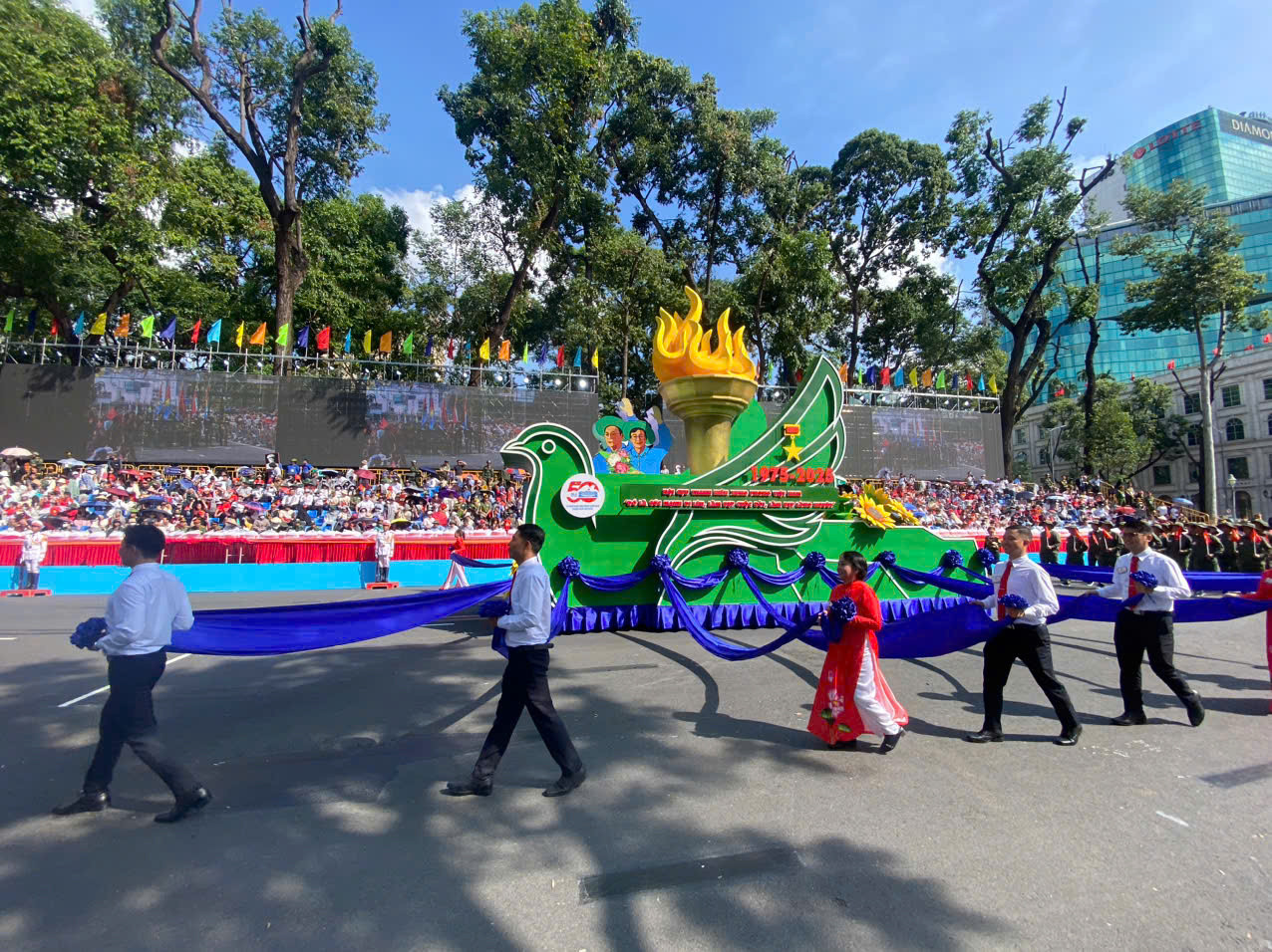 Tổng duyệt diễu binh, diễu hành 50 năm ngày thống nhất non sông: Tiêm kích Su-30MK2 thả bẫy nhiệt khi tiến vào TPHCM ảnh 59