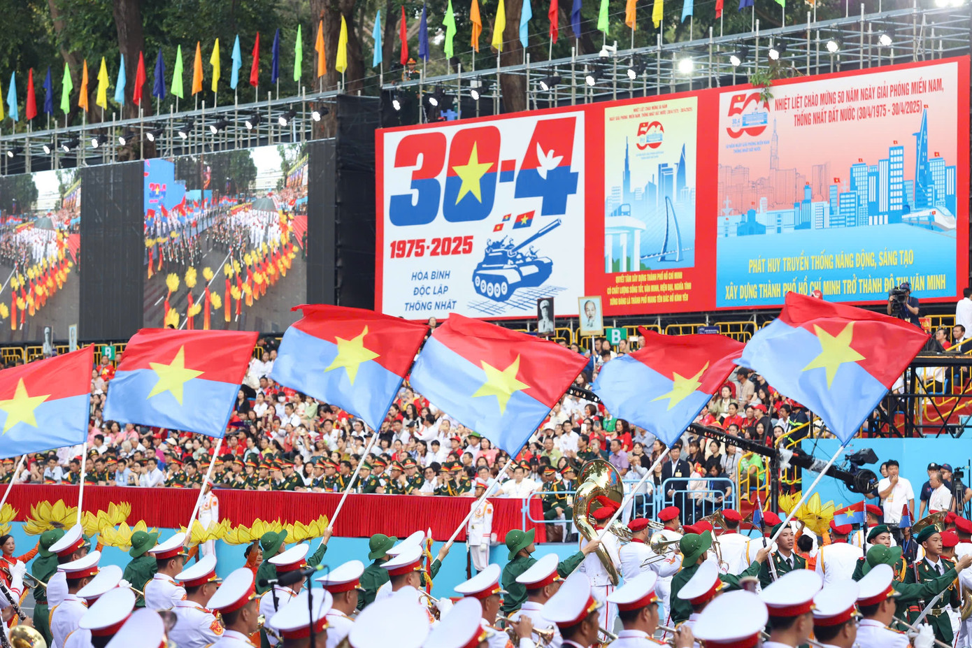 Tổng duyệt diễu binh, diễu hành 50 năm ngày thống nhất non sông: Tiêm kích Su-30MK2 thả bẫy nhiệt khi tiến vào TPHCM ảnh 23