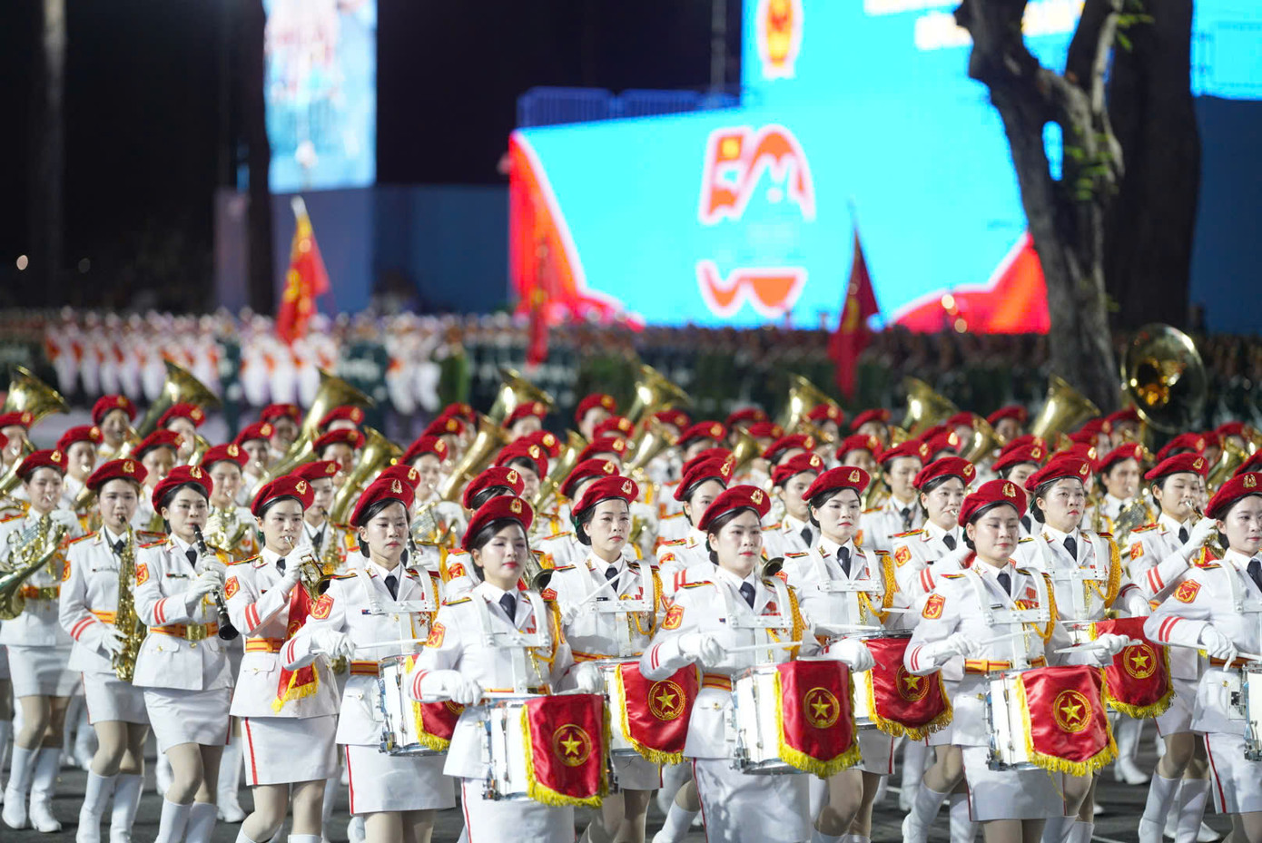 Các lực lượng diễu binh, diễu hành đi qua lễ đài. Các lực lượng diễu binh, diễu hành đi qua lễ đài.