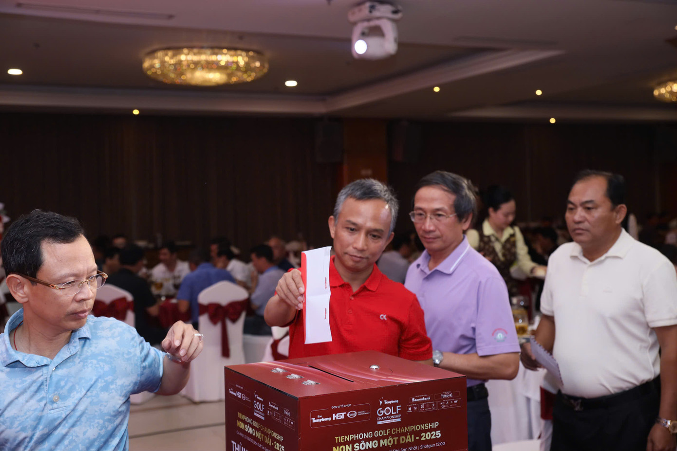 Golfer Tăng Thành Trung vô địch Tiền Phong Golf Championship - Non sông một dải ảnh 27