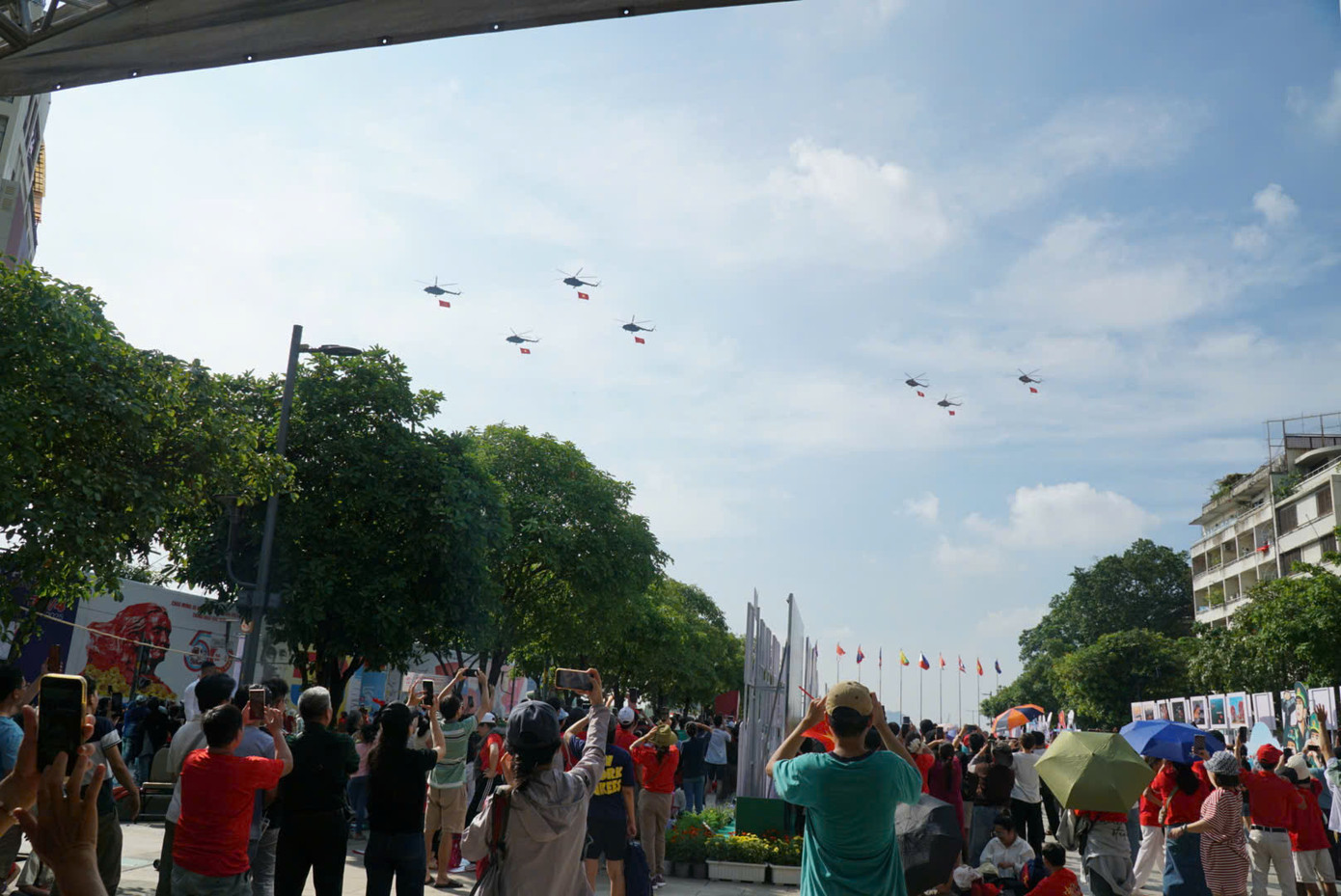 Tổng duyệt diễu binh, diễu hành 50 năm ngày thống nhất non sông: Tiêm kích Su-30MK2 thả bẫy nhiệt khi tiến vào TPHCM ảnh 40