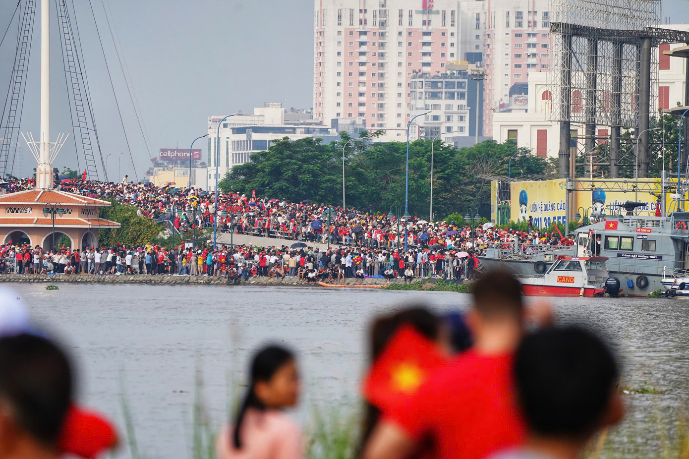Hàng ngàn người dân đứng ở khu vực cầu Khánh Hội chờ các khối diễu binh, diễu hành đi qua. Hàng ngàn người dân đứng ở khu vực cầu Khánh Hội chờ các khối diễu binh, diễu hành đi qua.