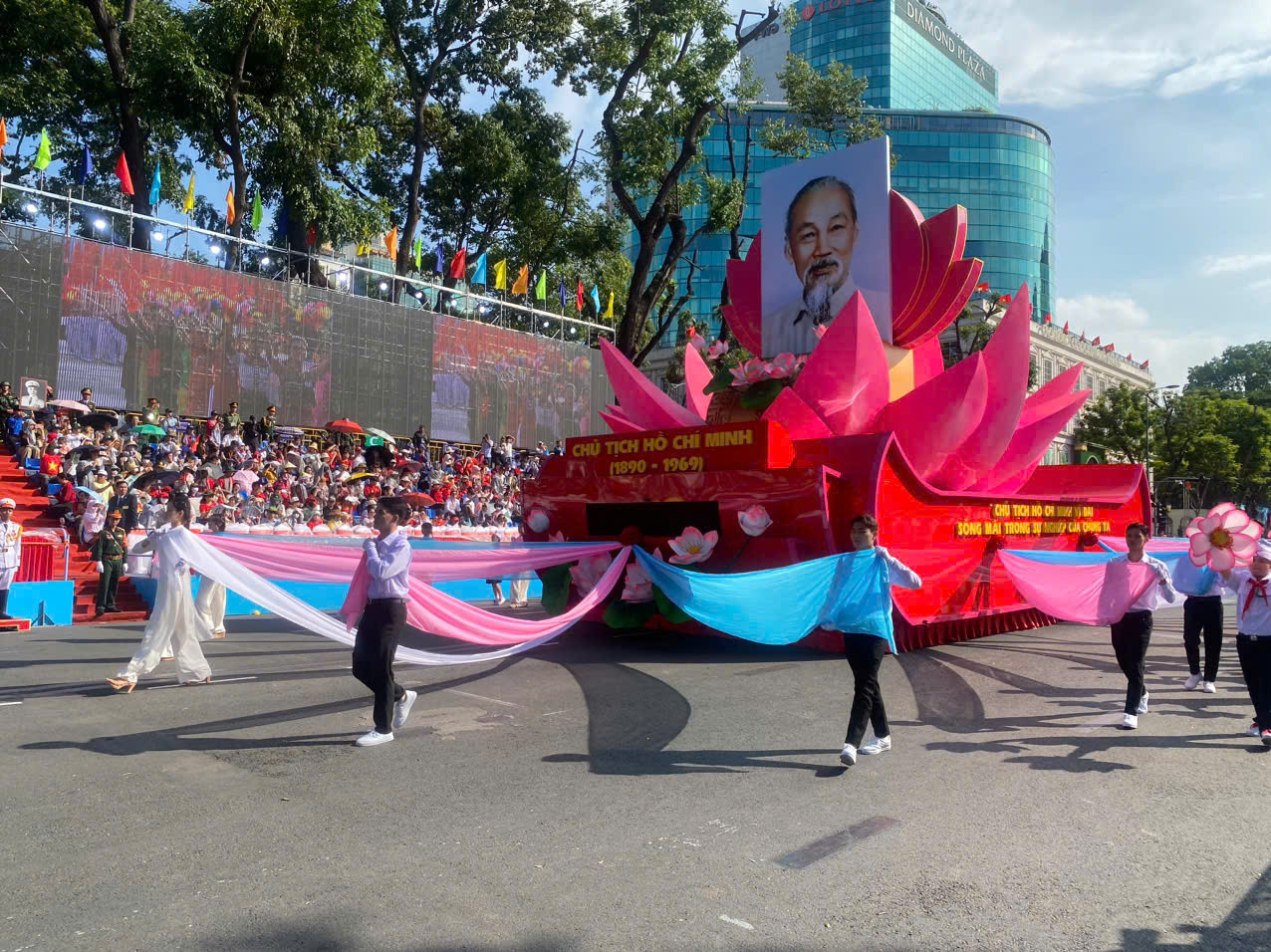 Dẫn đầu đoàn diễu binh, diễu hành là xe rước chân dung Chủ tịch Hồ Chí Minh - vị lãnh tụ vĩ đại của dân tộc Việt Nam.