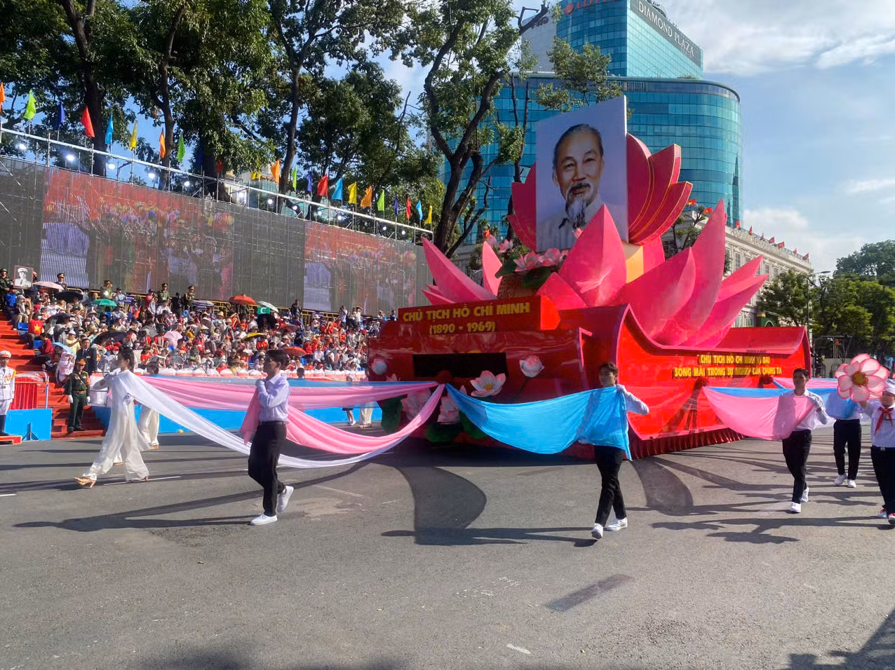 Dẫn đầu đoàn diễu binh, diễu hành là xe rước chân dung Chủ tịch Hồ Chí Minh - vị lãnh tụ vĩ đại của dân tộc Việt Nam.