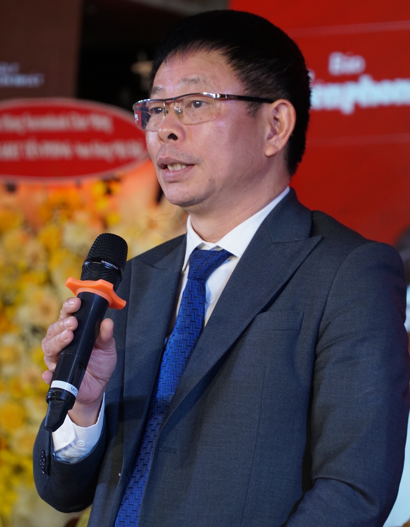 Nhà báo Phùng Công Sưởng - Tổng Biên tập báo Tiền Phong, Trưởng Ban tổ chức Giải Tiền Phong Golf Championship - Non sông một dải.