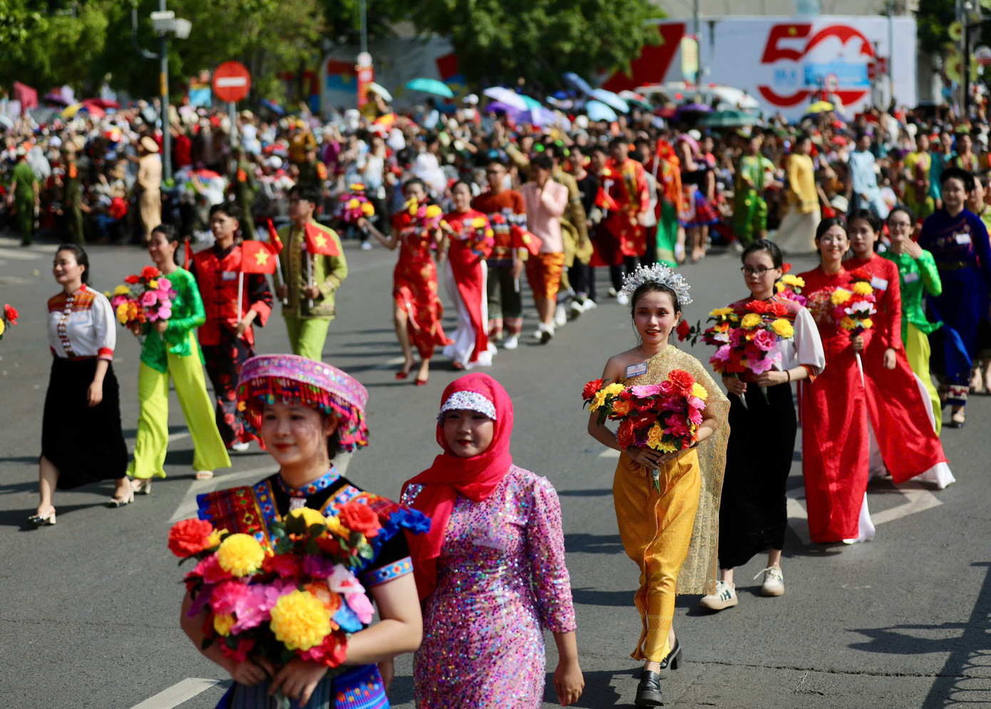 Tổng duyệt diễu binh, diễu hành 50 năm ngày thống nhất non sông: Tiêm kích Su-30MK2 thả bẫy nhiệt khi tiến vào TPHCM ảnh 71