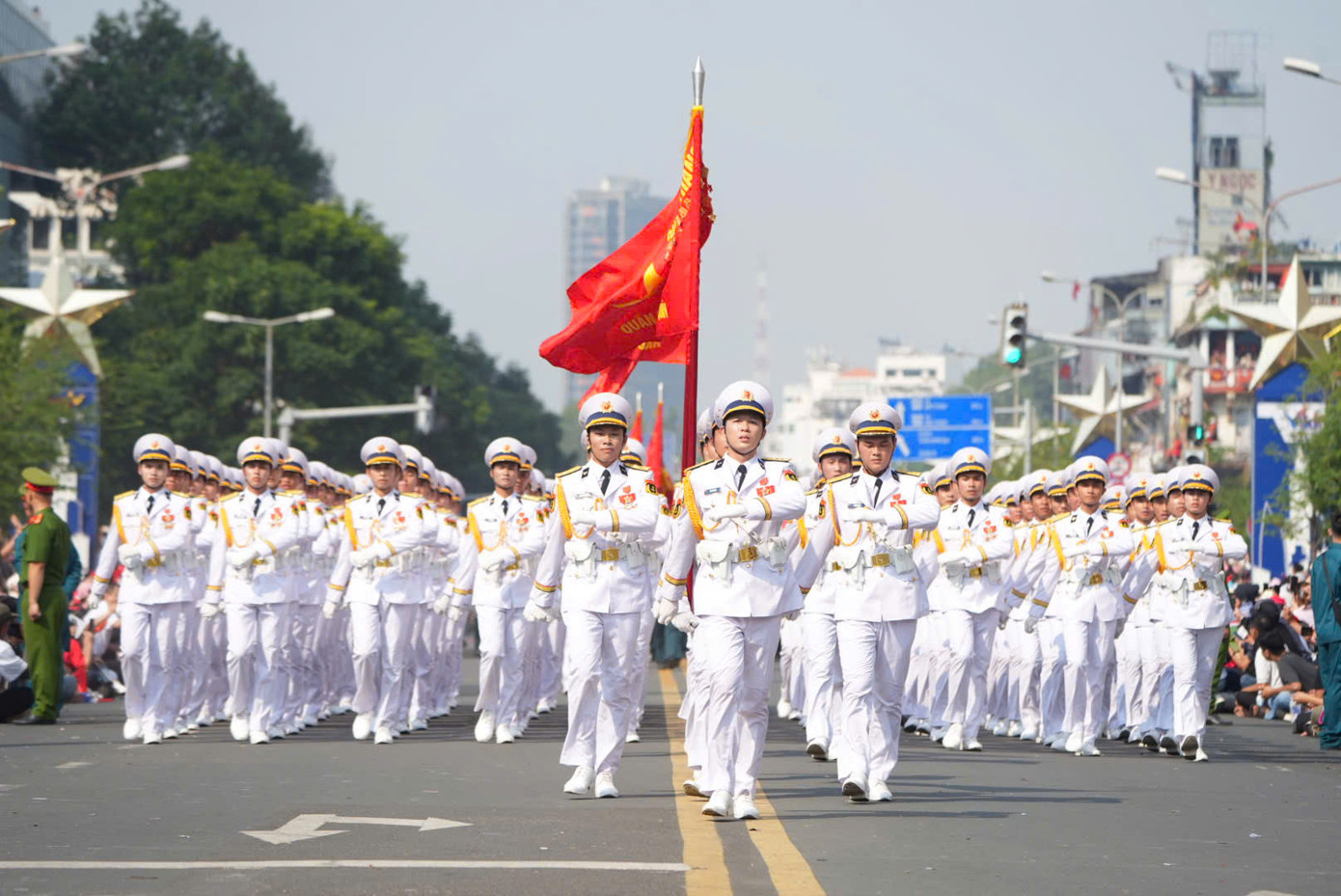 Tiêm kích Su-30MK2 thả bẫy nhiệt trên bầu trời TPHCM ảnh 36 Tiêm kích Su-30MK2 thả bẫy nhiệt trên bầu trời TPHCM ảnh 36