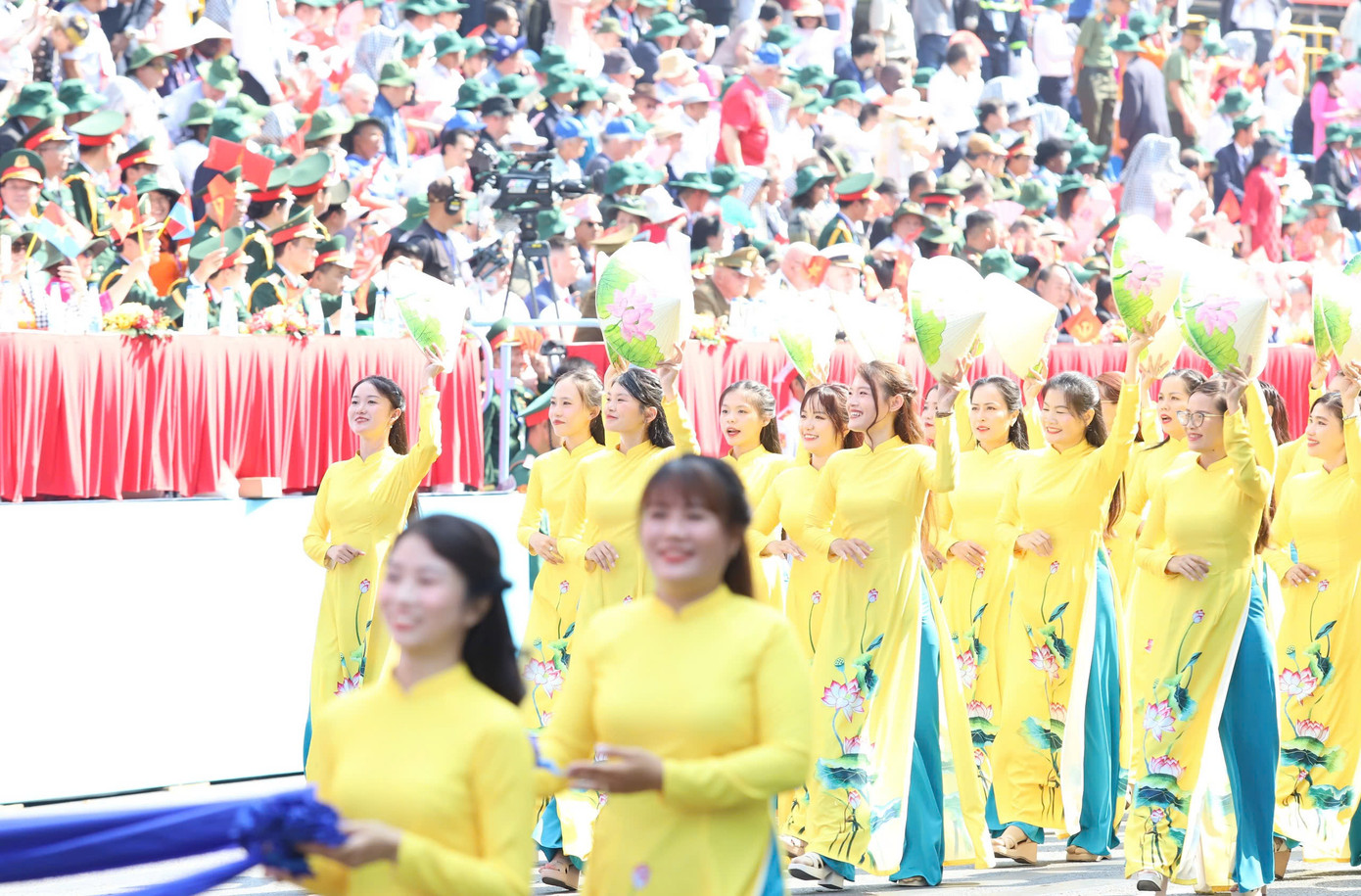 Tiêm kích Su-30MK2 thả bẫy nhiệt trên bầu trời TPHCM ảnh 51 Tiêm kích Su-30MK2 thả bẫy nhiệt trên bầu trời TPHCM ảnh 51