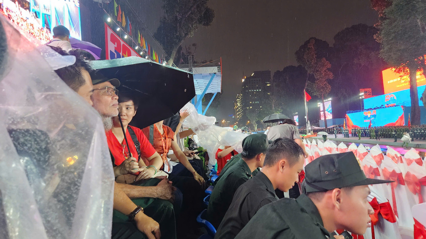 Trước giờ sơ duyệt, một cơn mưa lớn bất ngờ đổ xuống trung tâm TPHCM. Trước giờ sơ duyệt, một cơn mưa lớn bất ngờ đổ xuống trung tâm TPHCM.